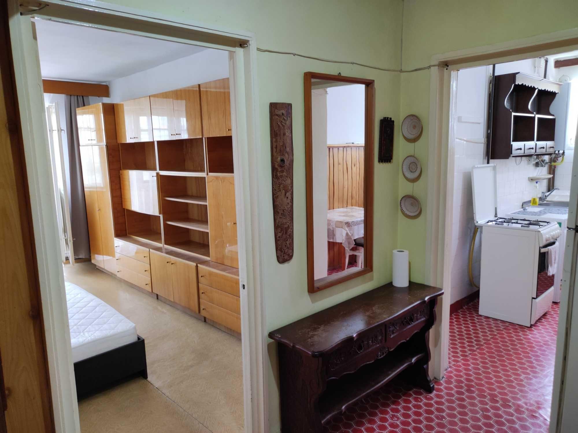 Dau in chirie pe TERMEN LUNG apartament 2 camere Grigorescu Donath dupa Casa Radio ocupabil imediat.Dotari clasice,49 mp,vizionabil.Pret:430 euro/luna
