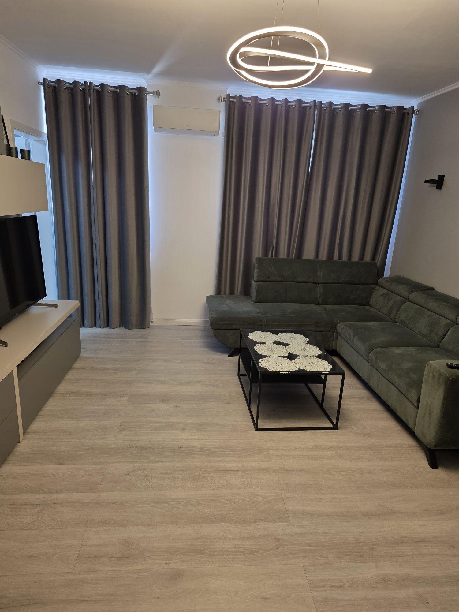 Inchieriez apartament finisat premium in centru