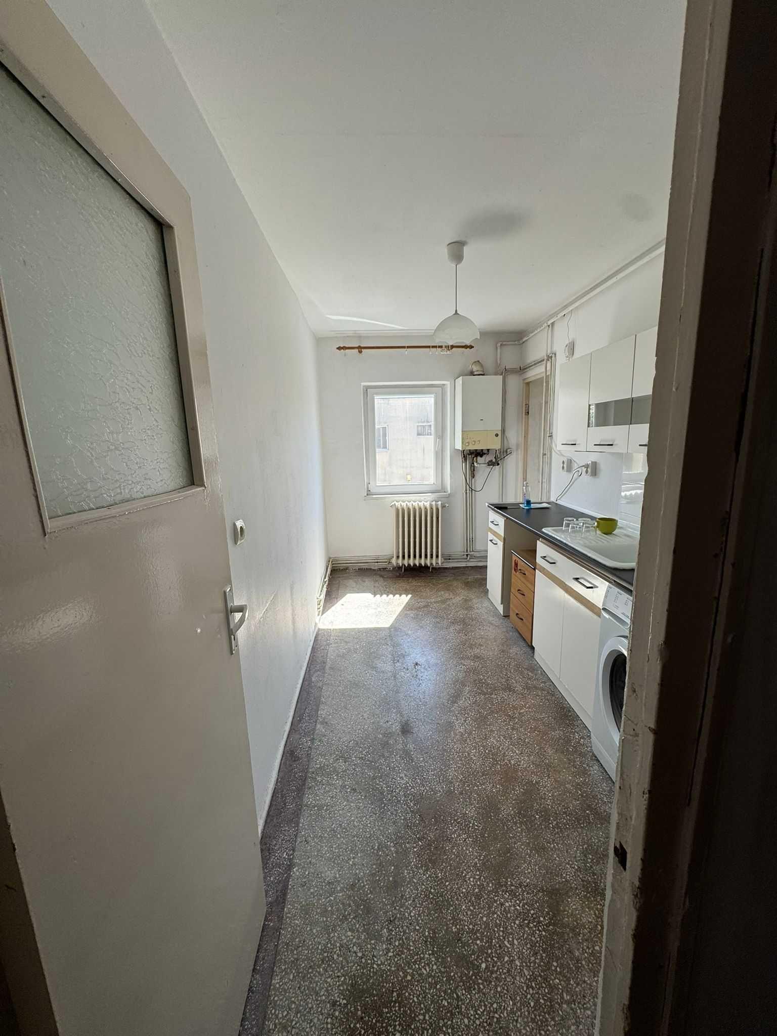 Privat apartament 4 camere 80mp semidecomandat zona Toamnei-Harmanului balcon inchis, termopane, beci, conditie: neimbunatatit