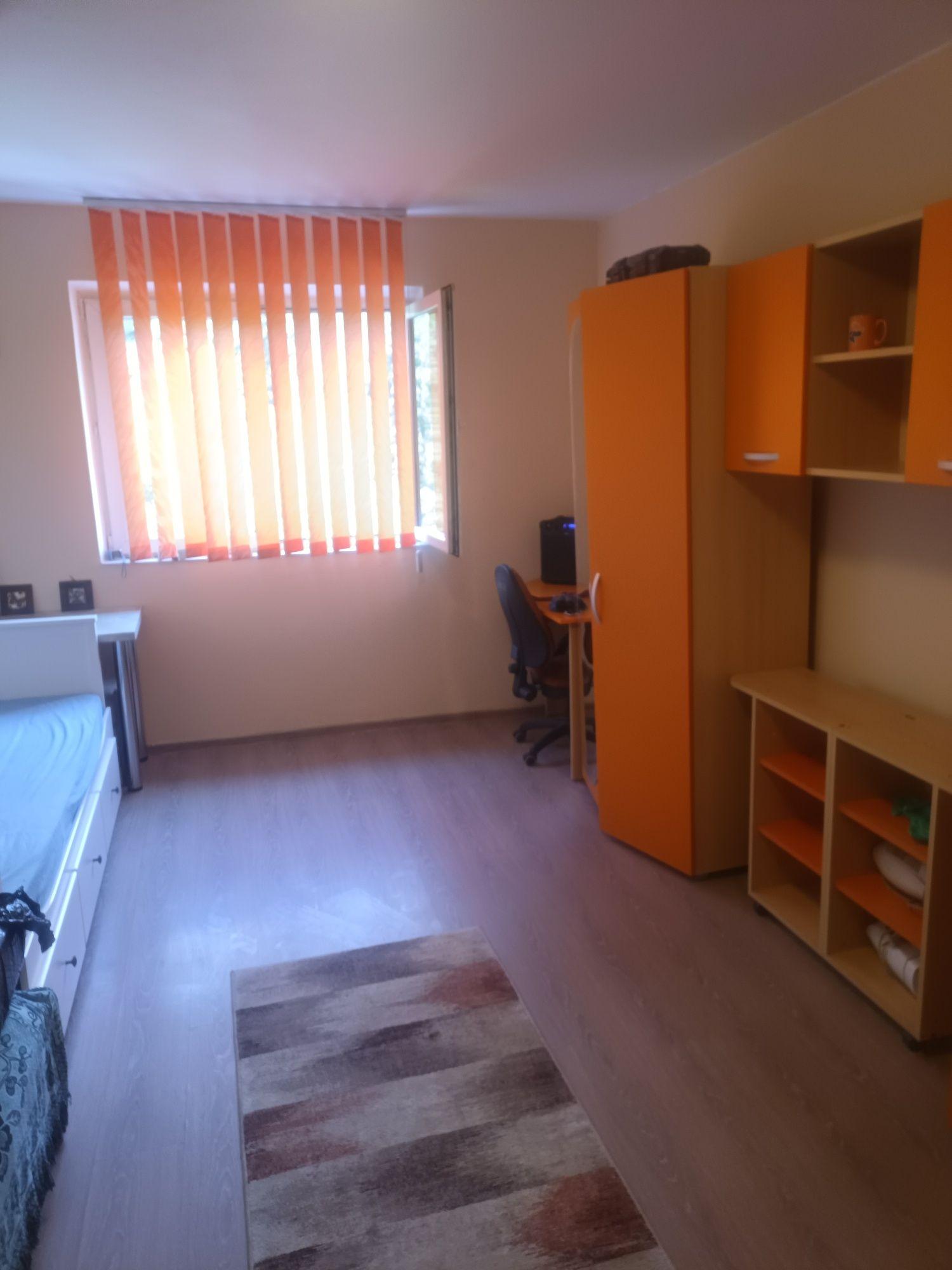 Închiriez camera 25 mp pentru studenți