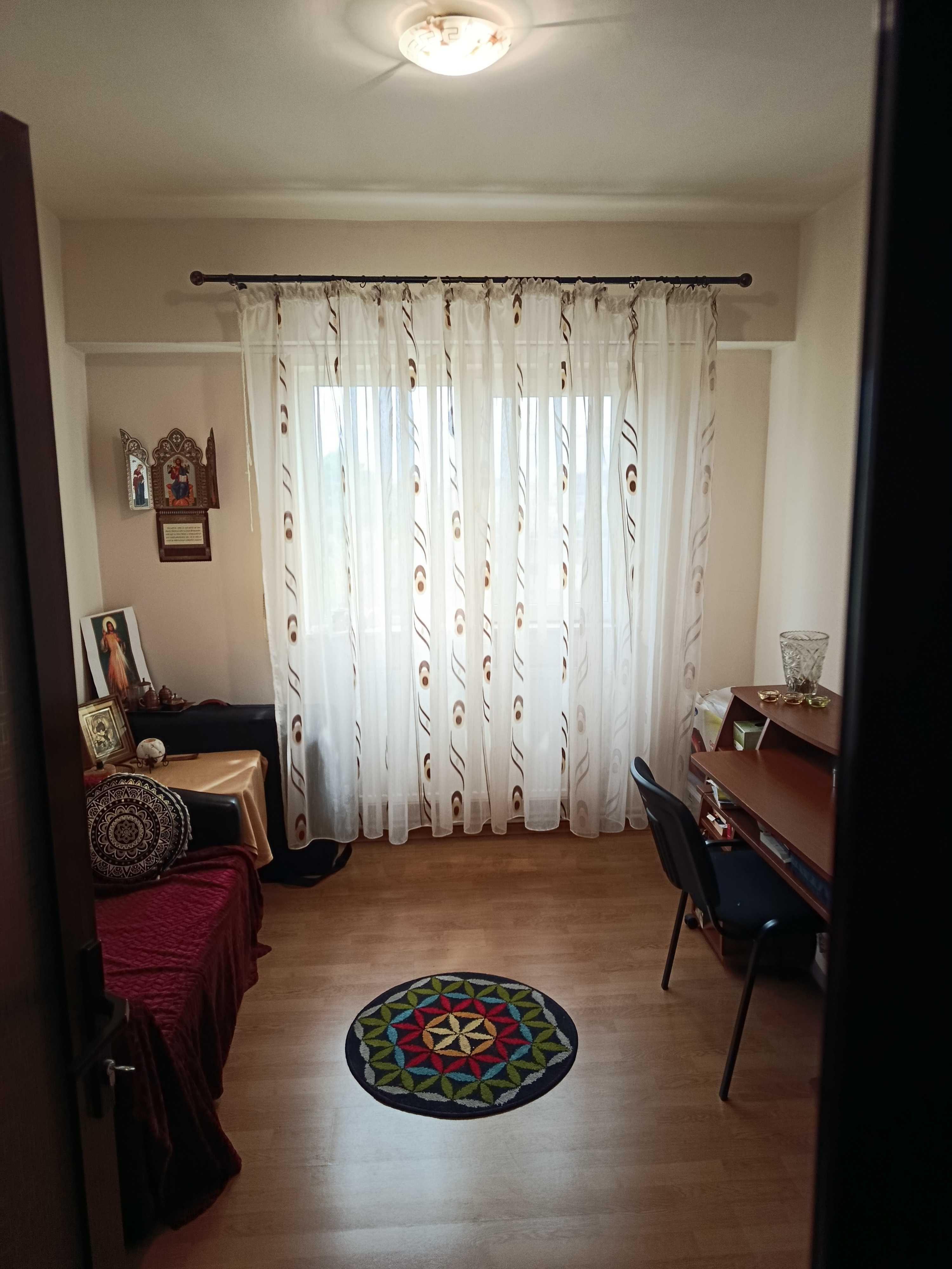 Apartament  de vanzare 3 camere decomandat