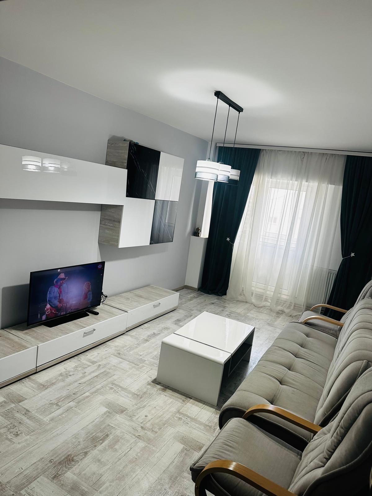 Închiriez apartament central