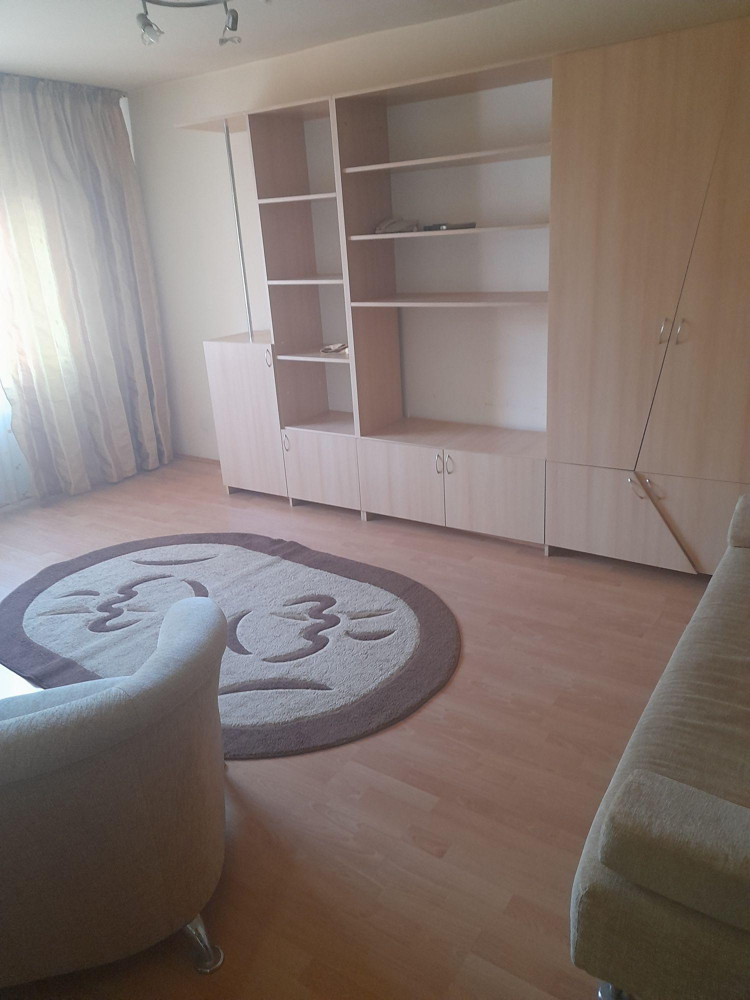 Închiriez apartament 3 camere