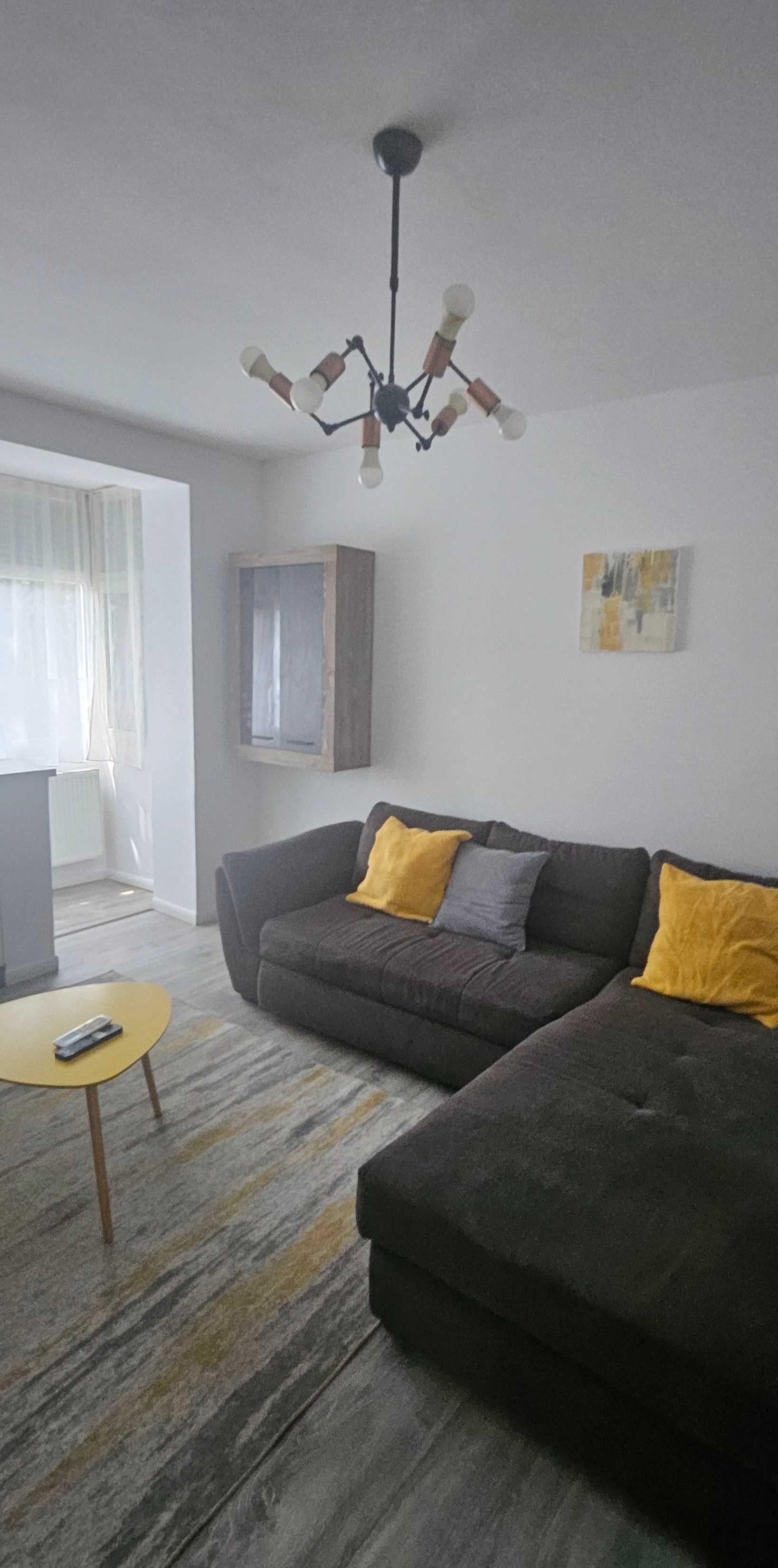 Inchiriez apartament 2 camere cu loc de parcare Piața București.