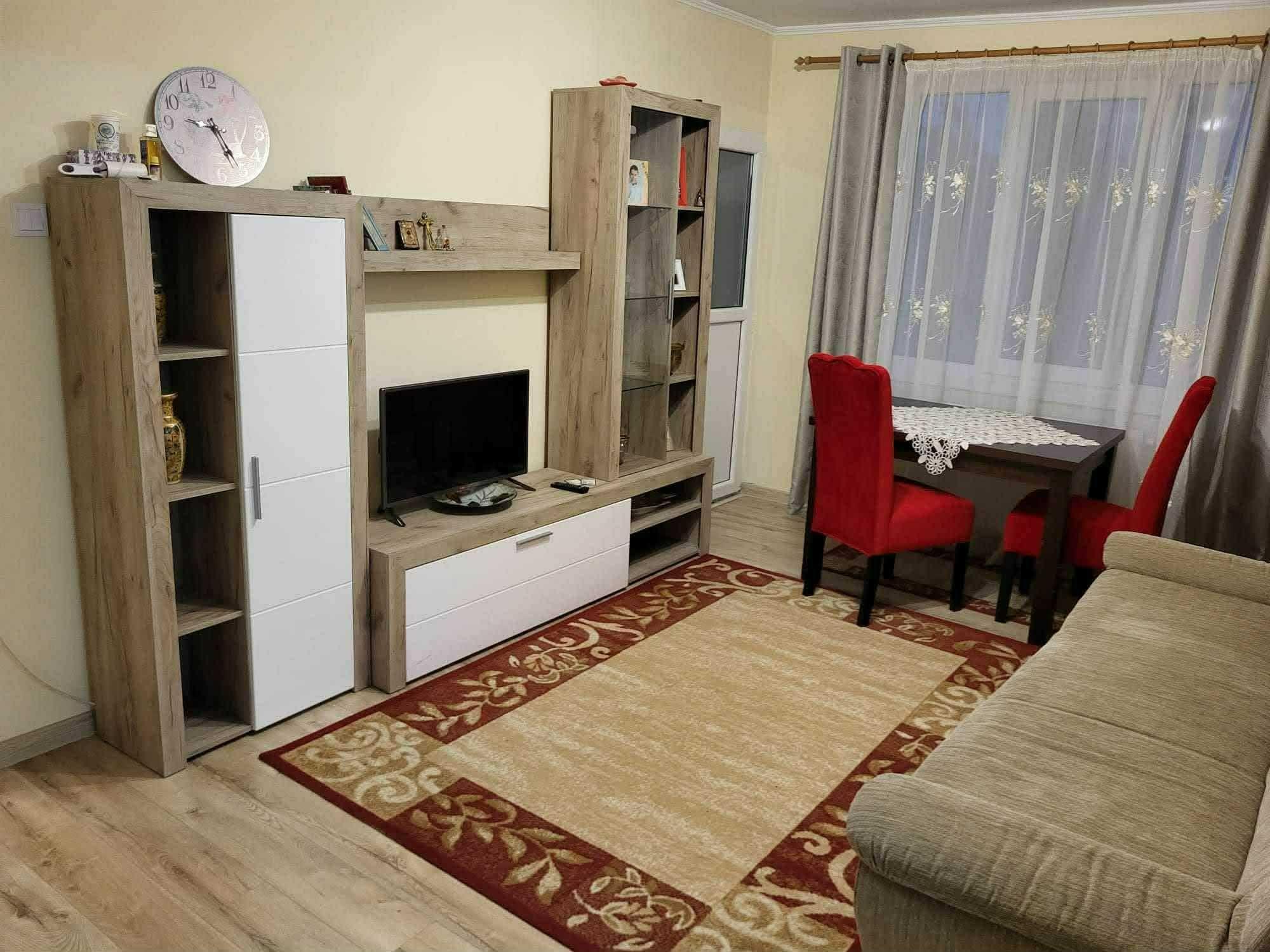 Inchiriez apartament 3 camere, ultracentral, langa Barou, etajul 4 din 7, cu lift, aranjat si utilat, imediat ocupabil.