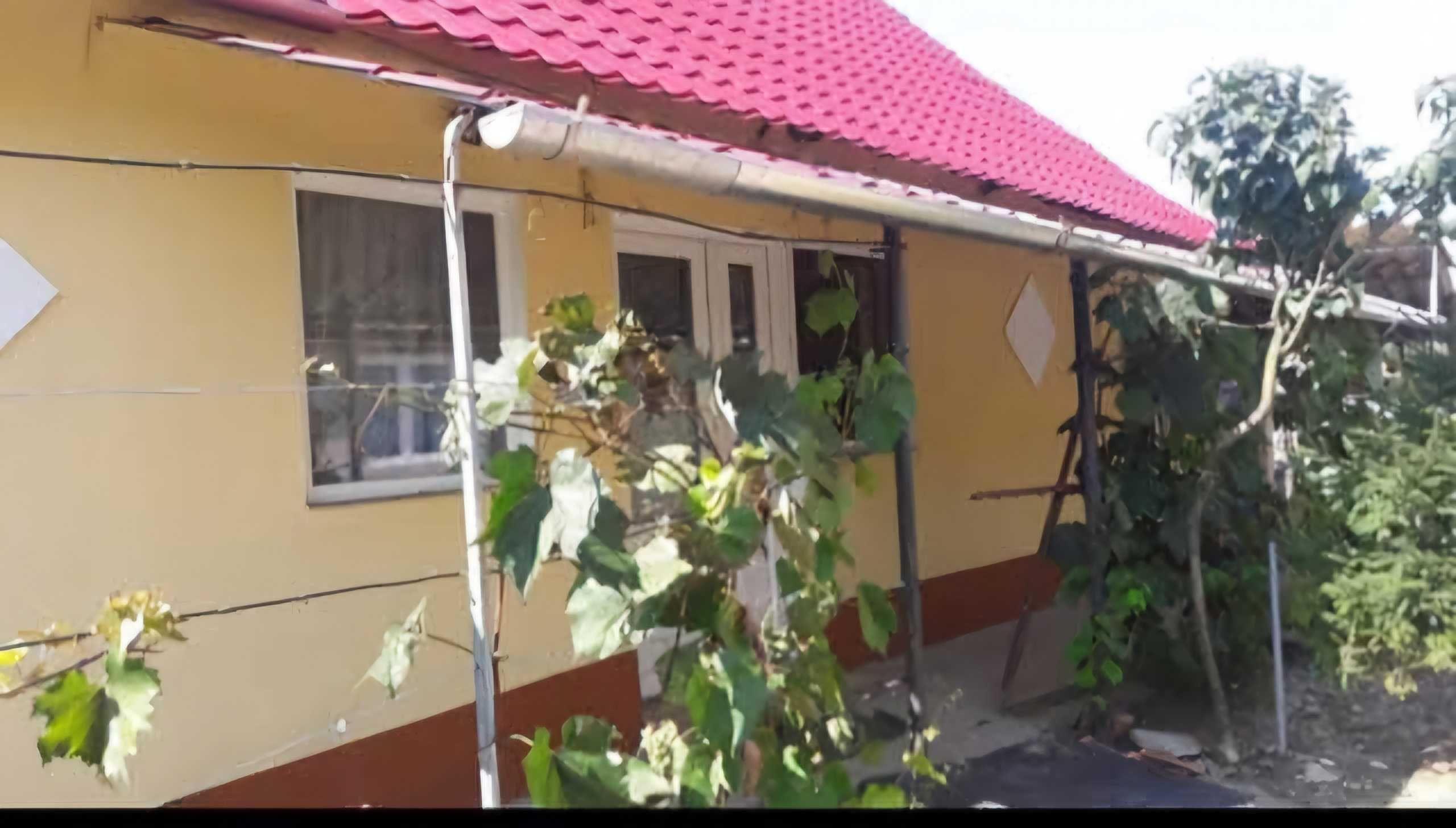 Proprietar,vând 2 case în aceeasi curte pe un teren de 952mp! PREȚUL AFIŞAT ESTE PENTRU CELE.2 CASE!