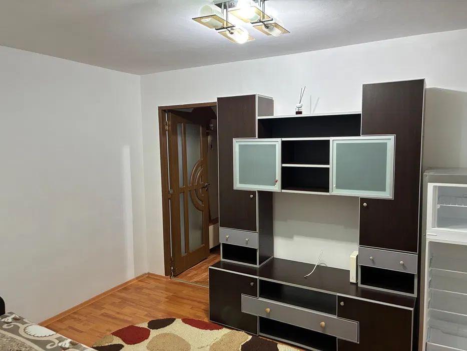 Închiriez apartament - imagine 1