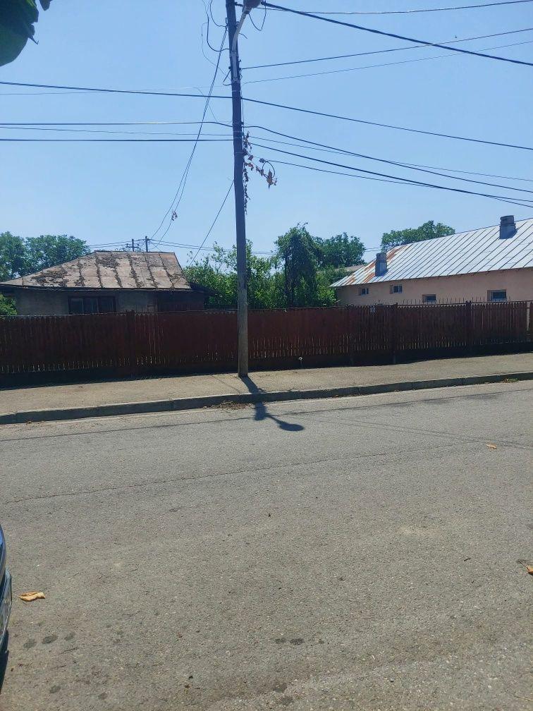 Vând teren cu casa veche