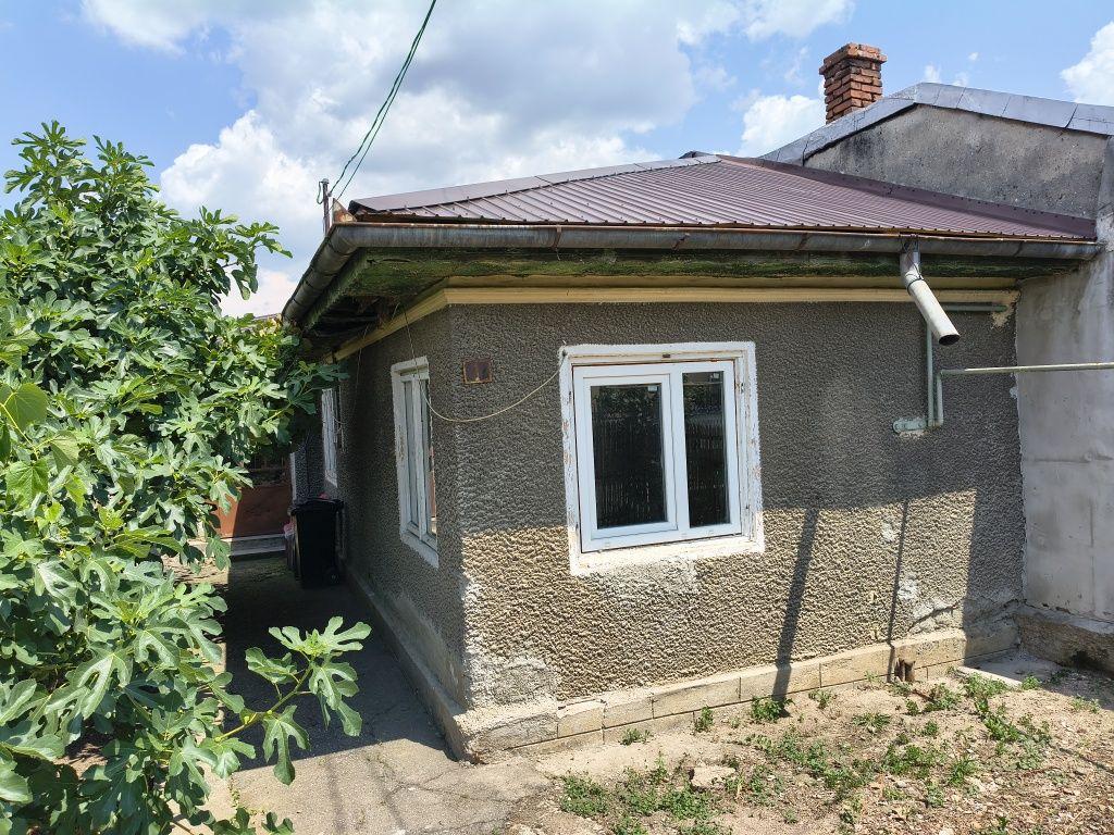 Ofer spre vânzare casa locuibilă situată în municipiul Ploiești, str. Rarău, într-o zonă liniștită, cu acces facil, la aprox 20 de minute de Gara Sud.