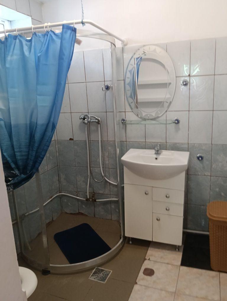 Închiriez 2 camere baie bucătărie la curte