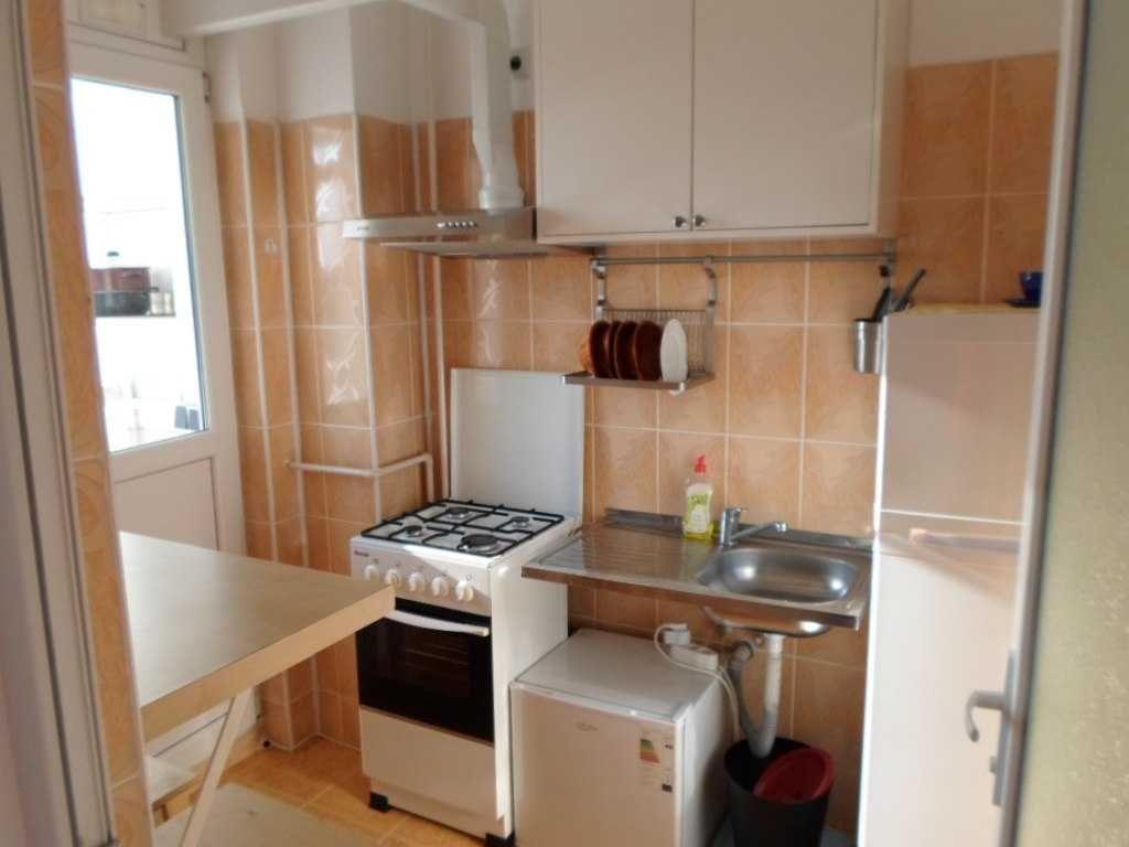 Garsonieră , an 2013 , 27 mp cu balcon de 4 m închis  , mobilată  în zona Dedeman, Giurgiului , et.  3/4 Str Nicolae Drăgan Nr 5 .