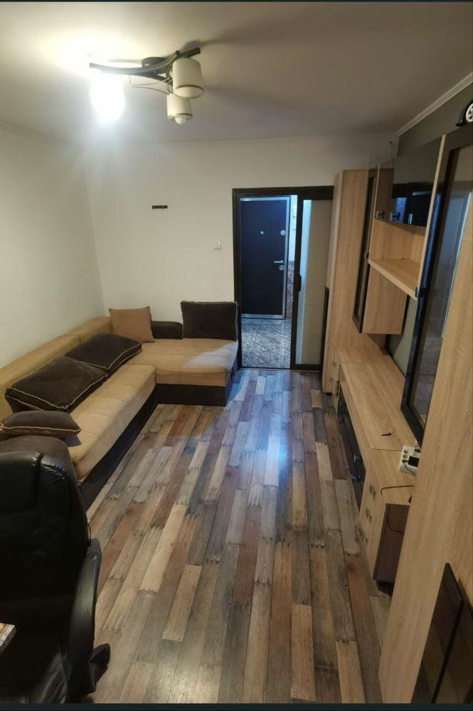 Gardoniera de vanzare, Zona Pacii, Militari
