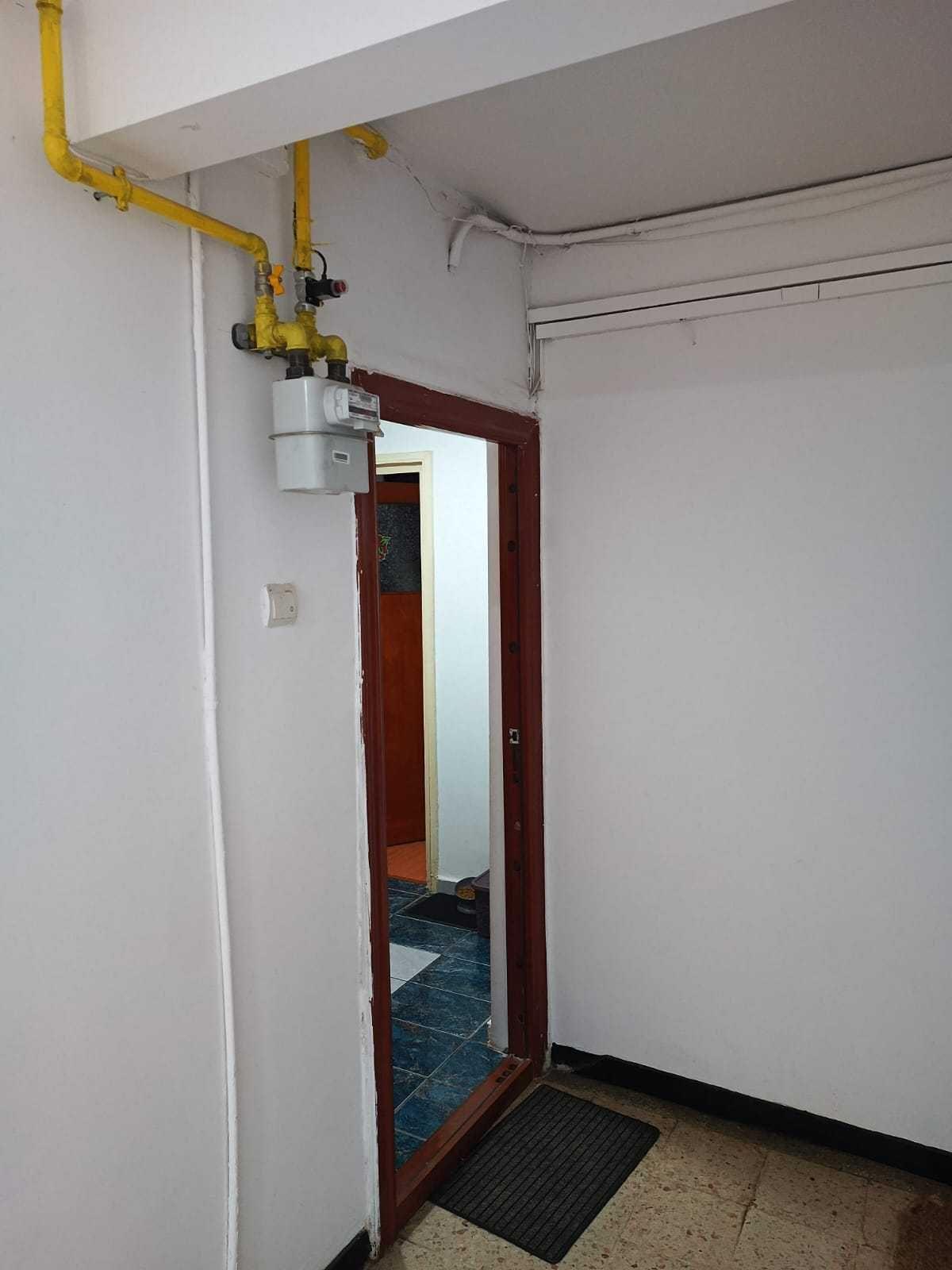 Vanzare un apartament decomandat cu 2 camere,   București ,  Drumul Taberei Plaza Romania - imagine 1