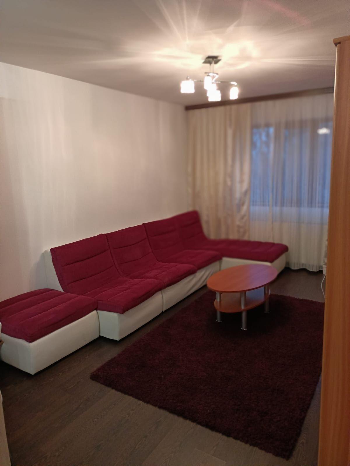 Inchiriez apartament cu 2 camere de tip studio.