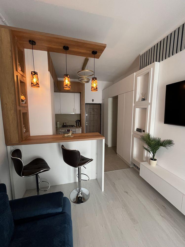 Garsoniera tip studio 2 camere, bloc nou, 2 minute pana la metrou, piscina comuna , mobilata lux, incalzire in pardoseala, promenada. - imagine 1