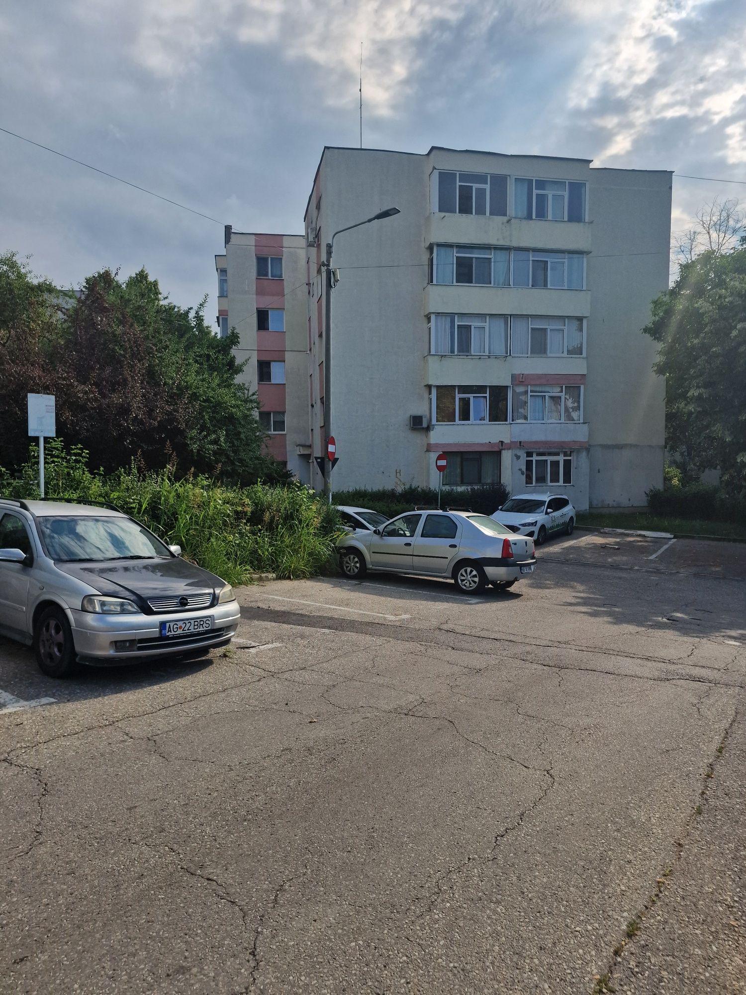 Închiriez apartament confort 1