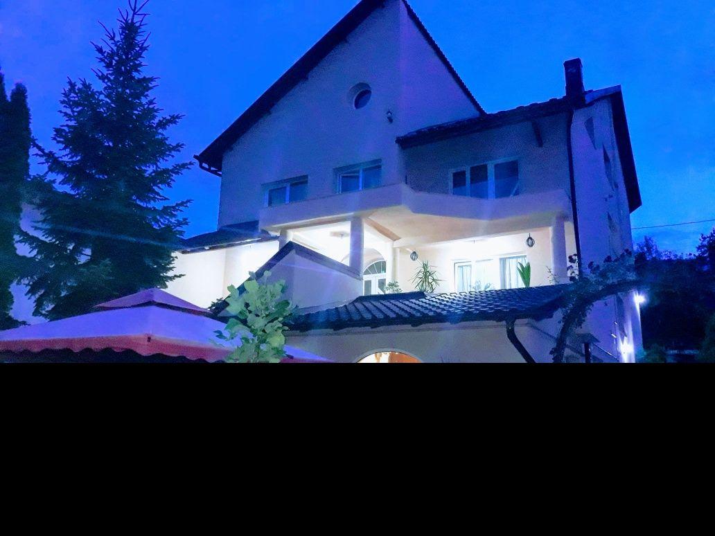 Închiriez camere la vilă. Sunt camere cu câte 2 loc. Preț- 370 Lei/persoană - imagine 1
