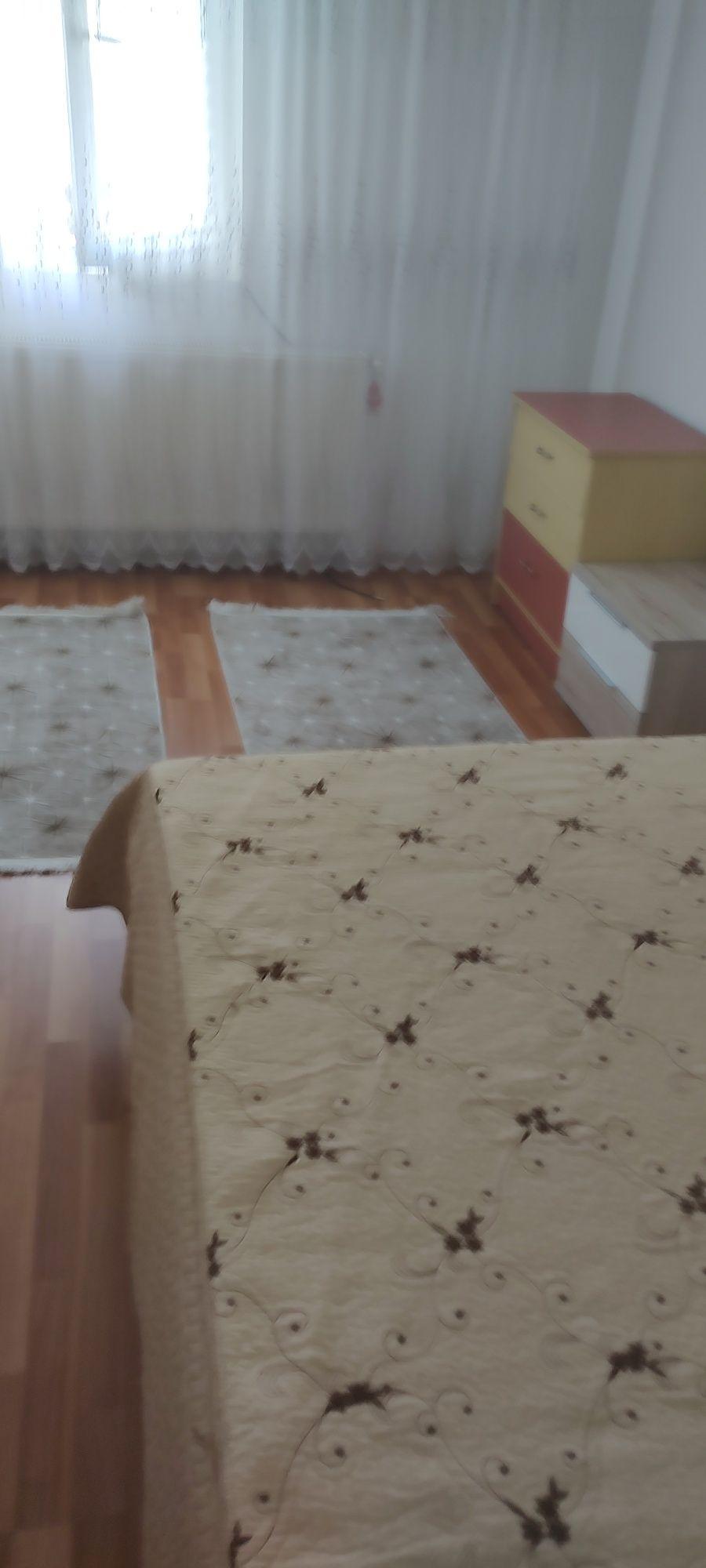 De închiriat apartament 3 camere
