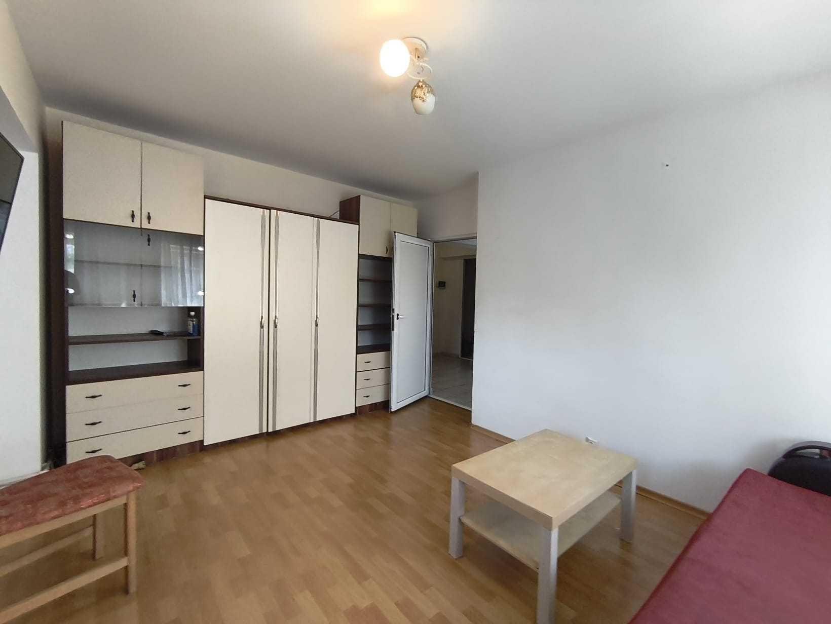 Apartament cu  doua camere decomandat in Nicolina