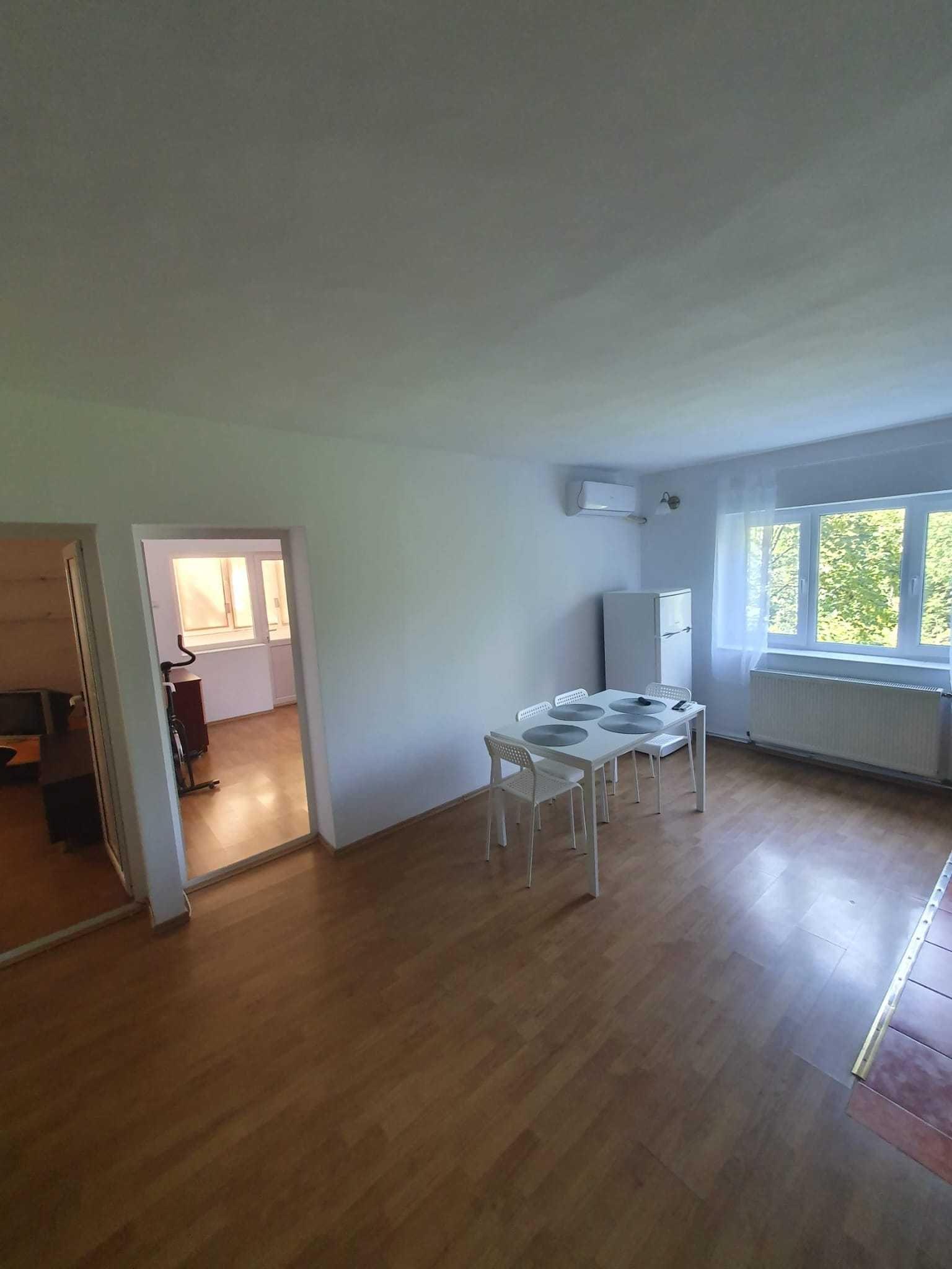 apartament 3 camere de inchiriat