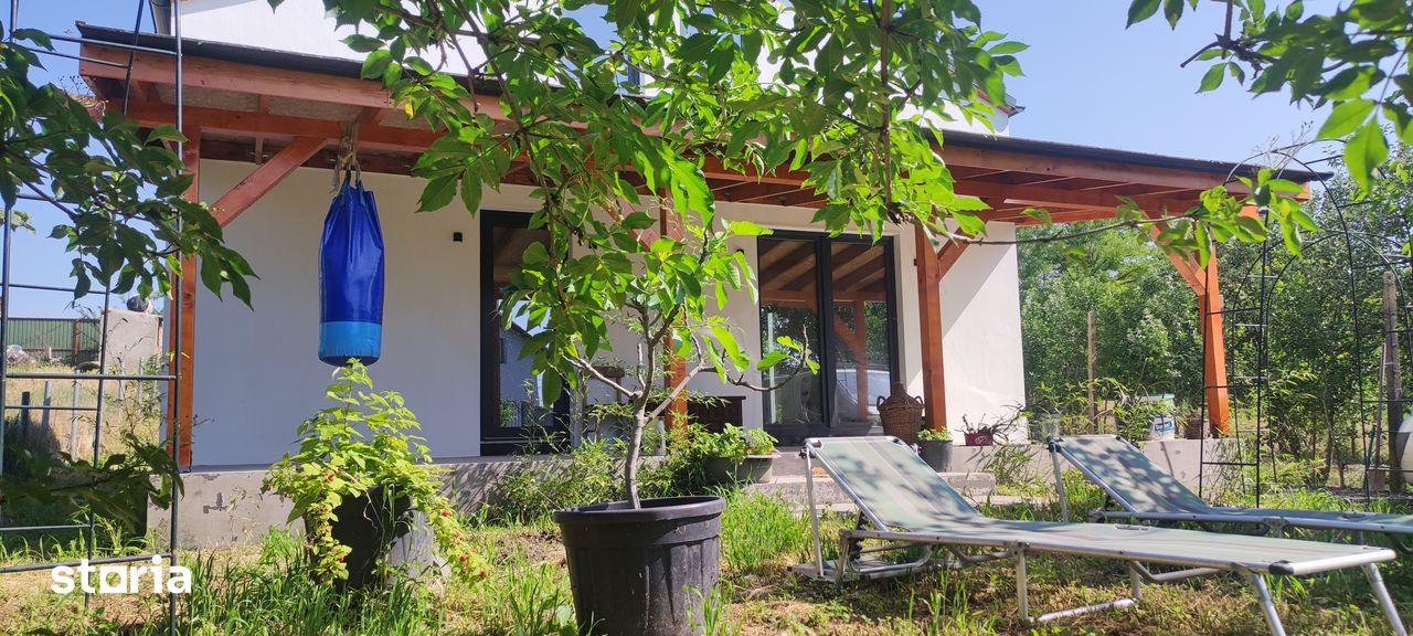 Vand sau schimb cu casa la tara + diferenta