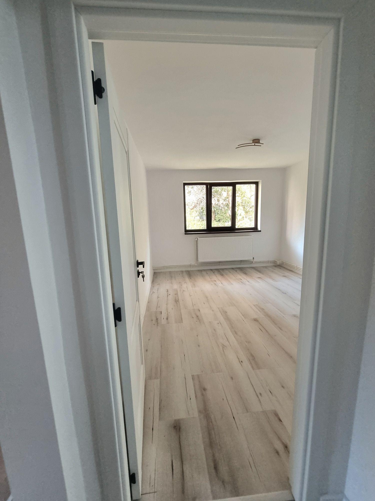 Apartament 2 camere, decomandat, spatiu depozitare 12 m2, renovat, izolat exterior, centrala termica, Micro 5