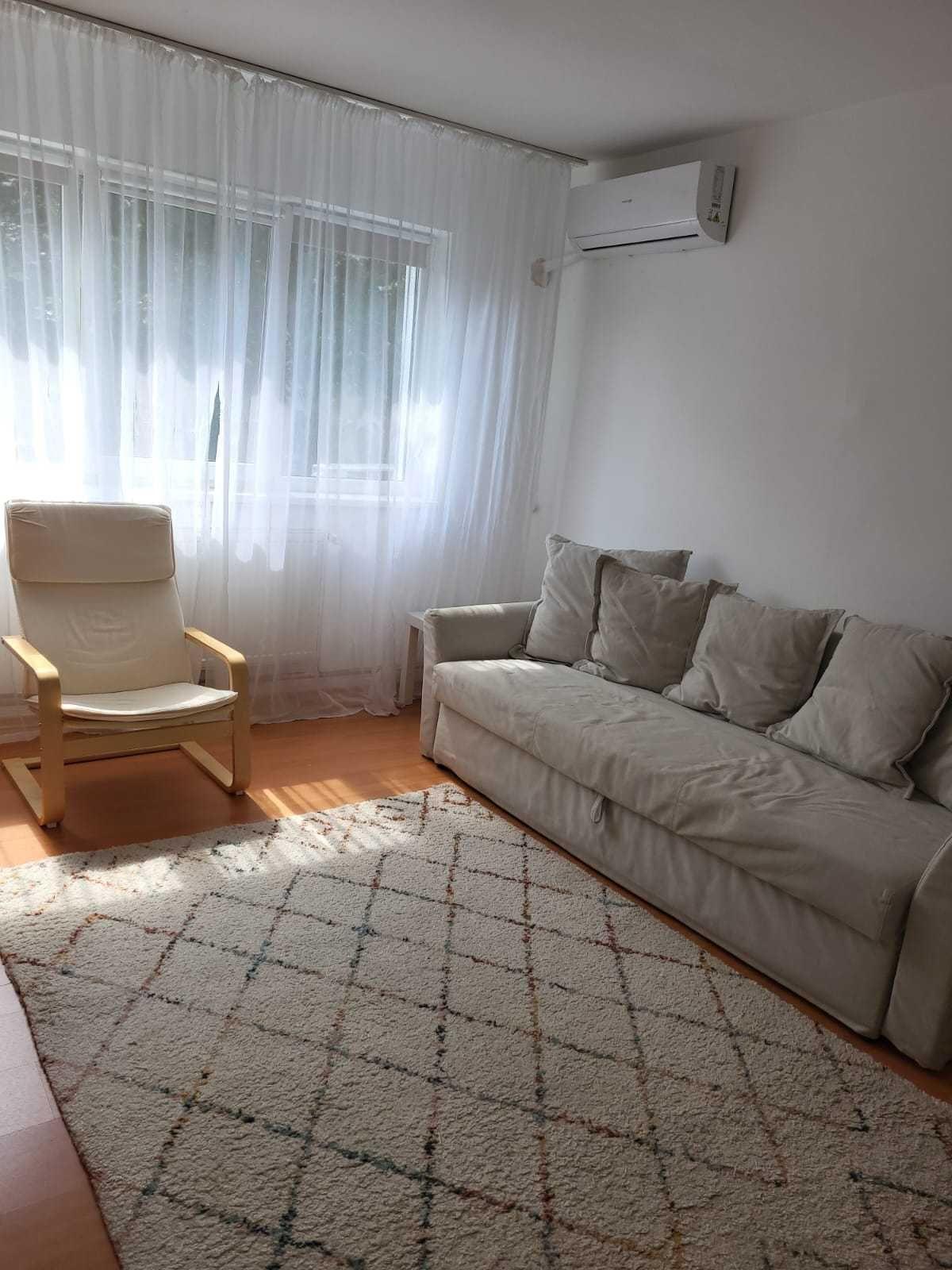 Proprietar închiriez apartament cu trei camere