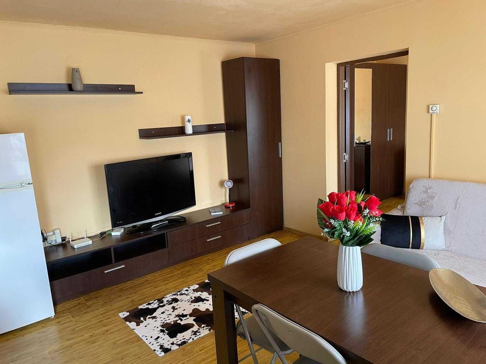 Vand ap cu 2 camere, zona f buna si linistita!