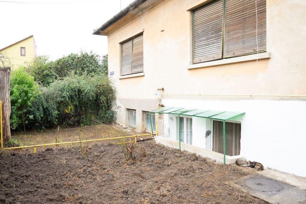 vand casa  100 m2 locuibil si curte de 54 m2 si gradina comuna de 700 m2. Poarta mare cu posibilitate de bagat masina in curte - imagine 1