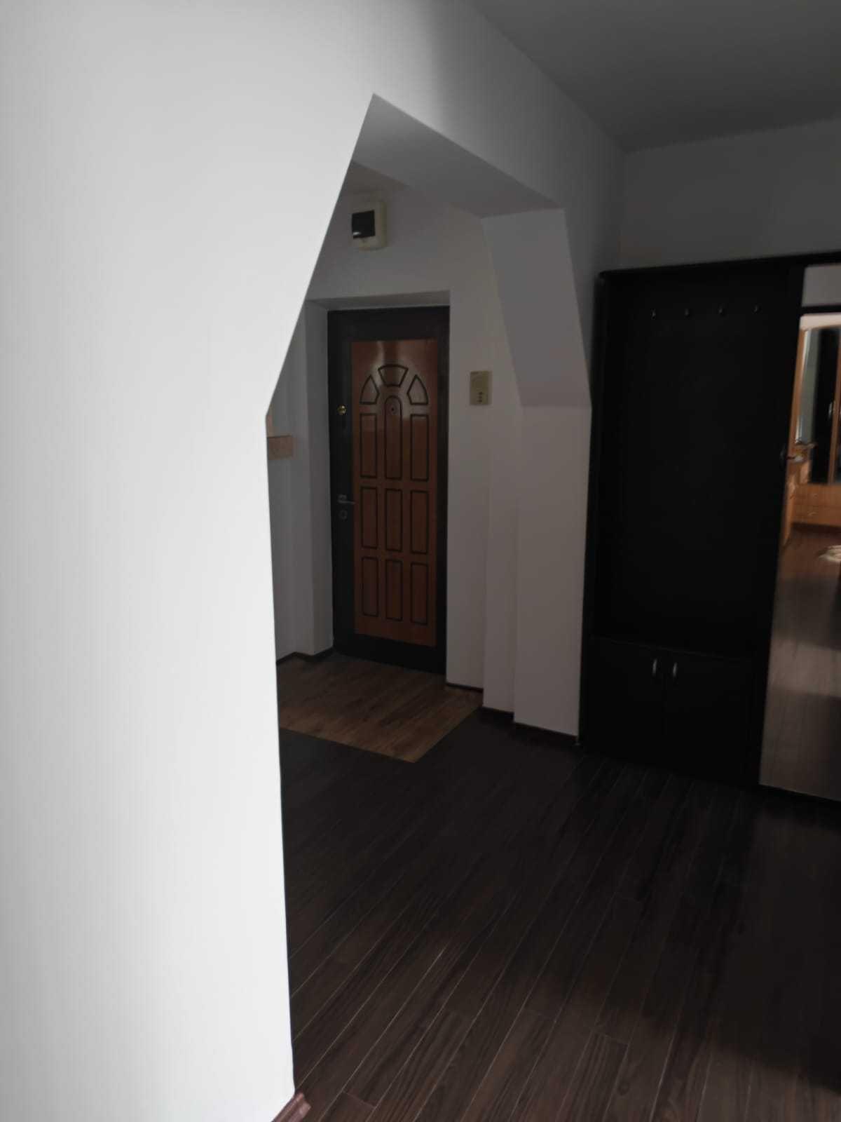 Închiriez apartament - imagine 1
