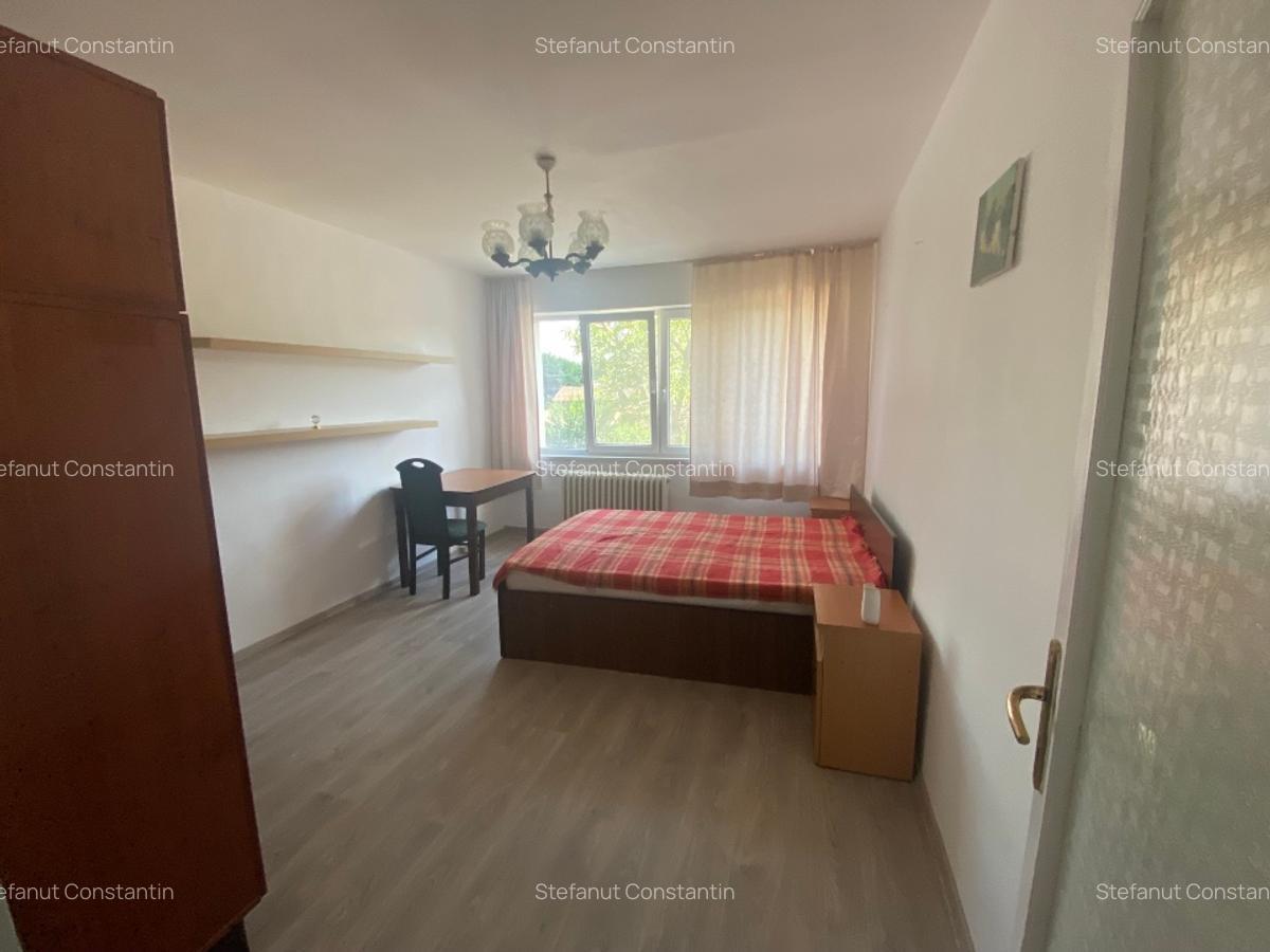 Închiriez apartament cu 3 camere în zona Complexului Studentesc