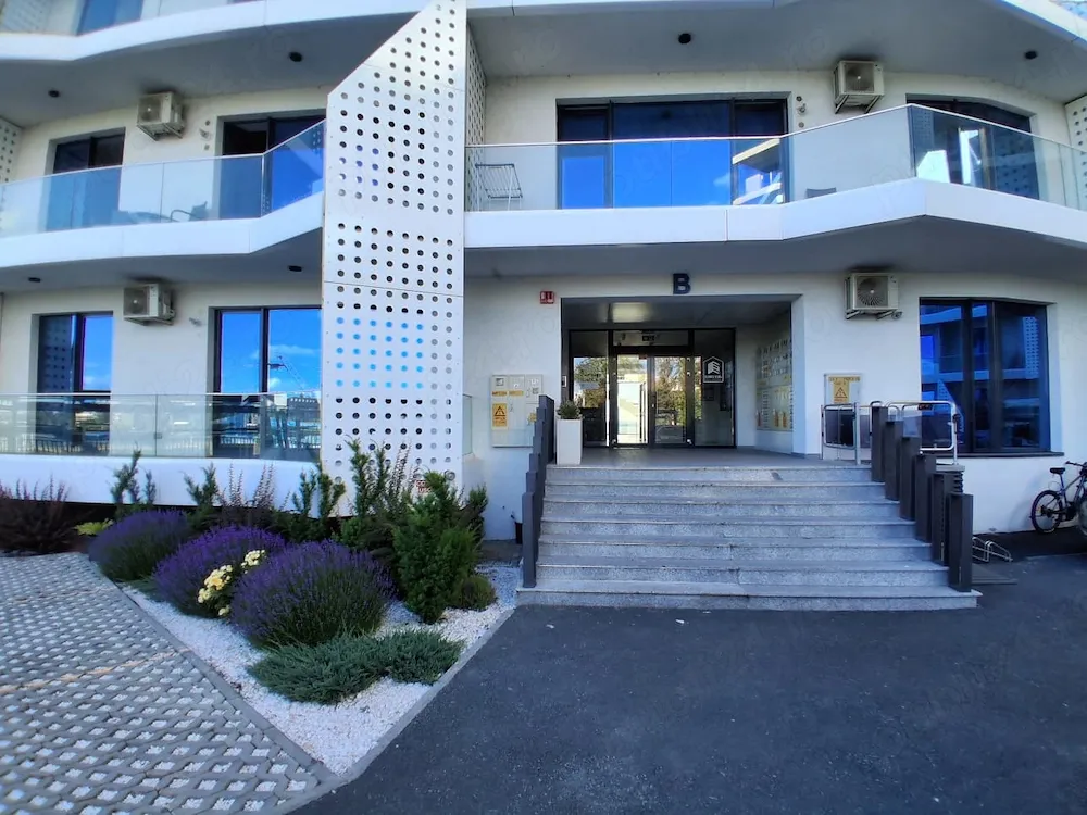 Apartament modern , cu priveliște superbă la lacul Sutghiol, locație central zona exclusivista