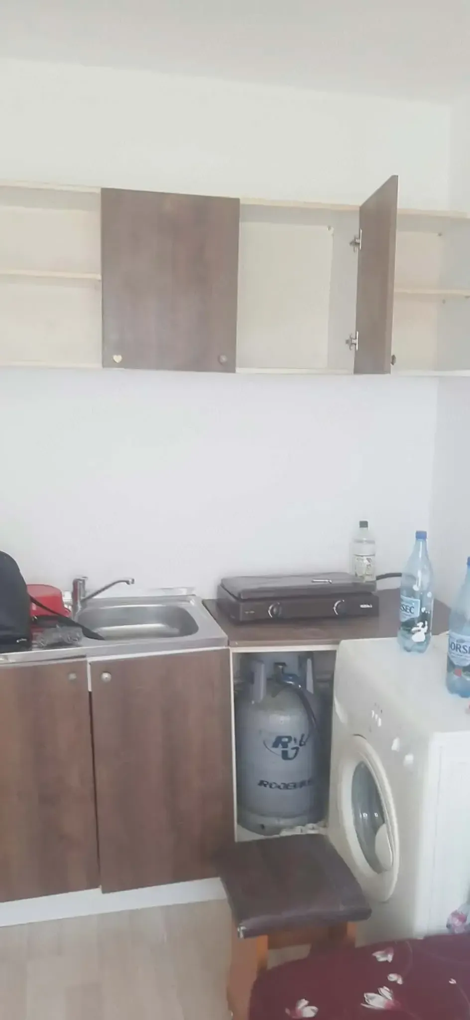 Închiriez cameră de cămin utilată