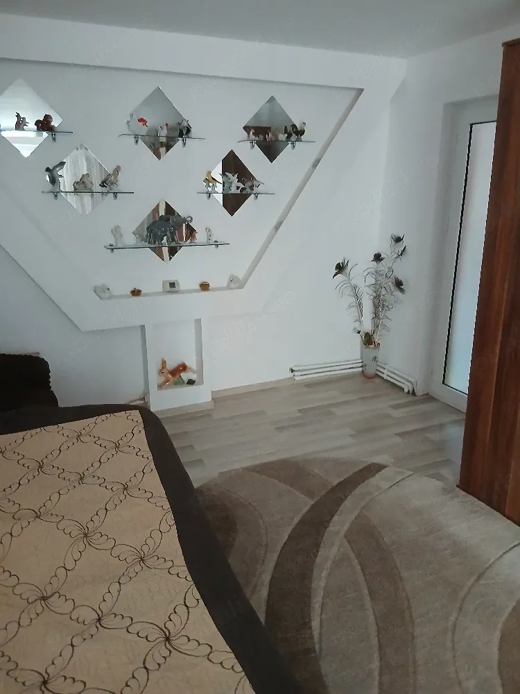 Vând apartament 3 camere - imagine 1