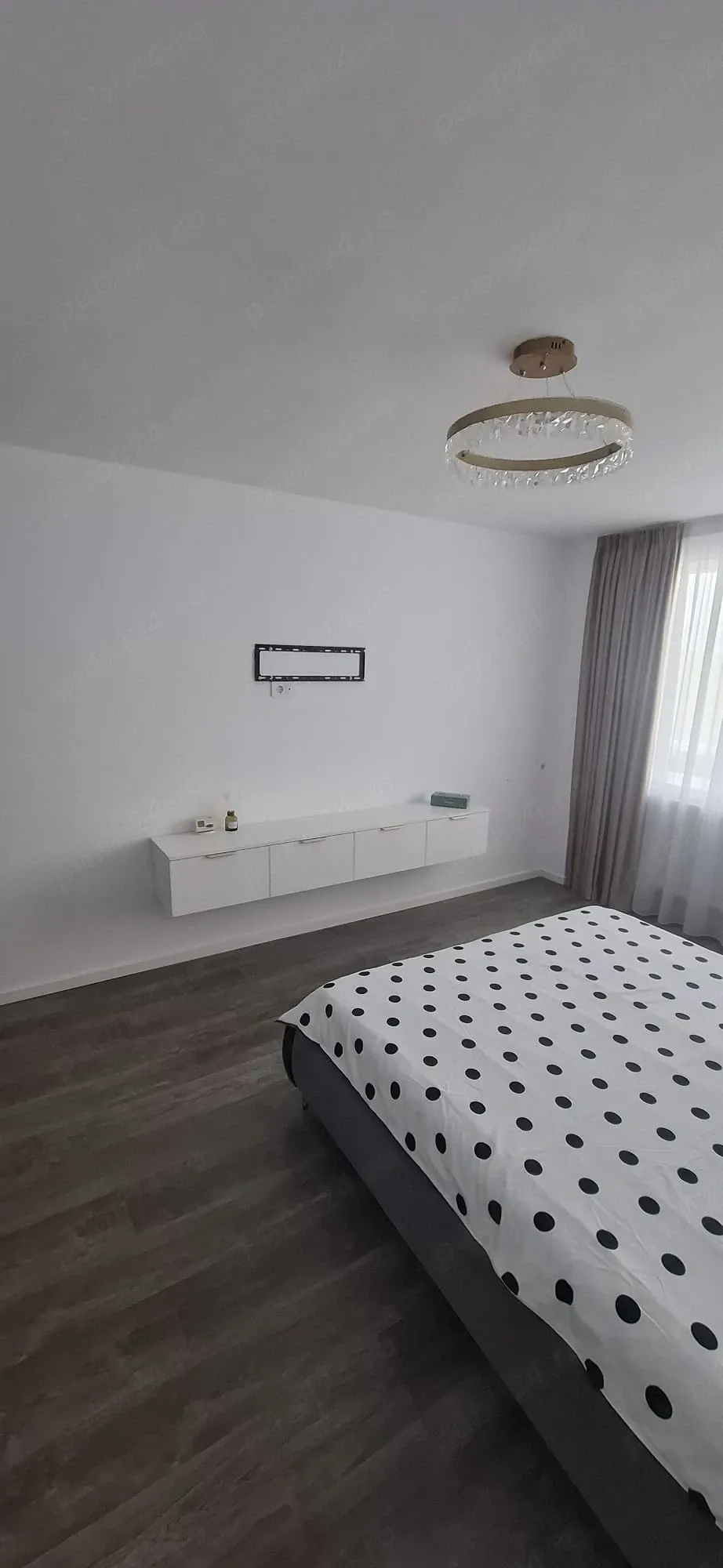 Inchiriez apartament .