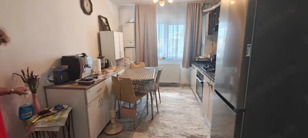 Apartament cu 3 camere..Semidecomandat..