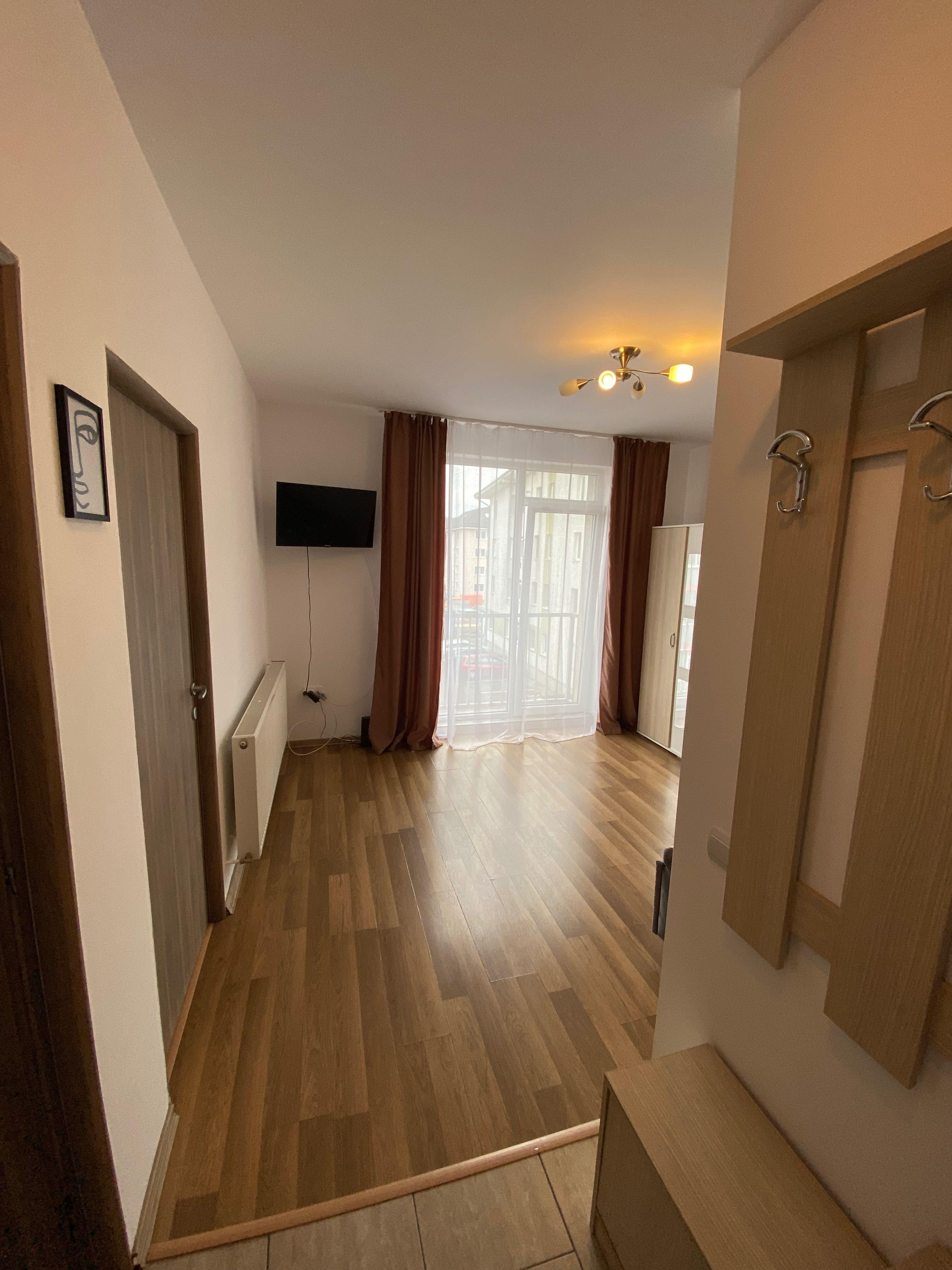 Apartament de inchiriat cu parcare ( valabil luna august )