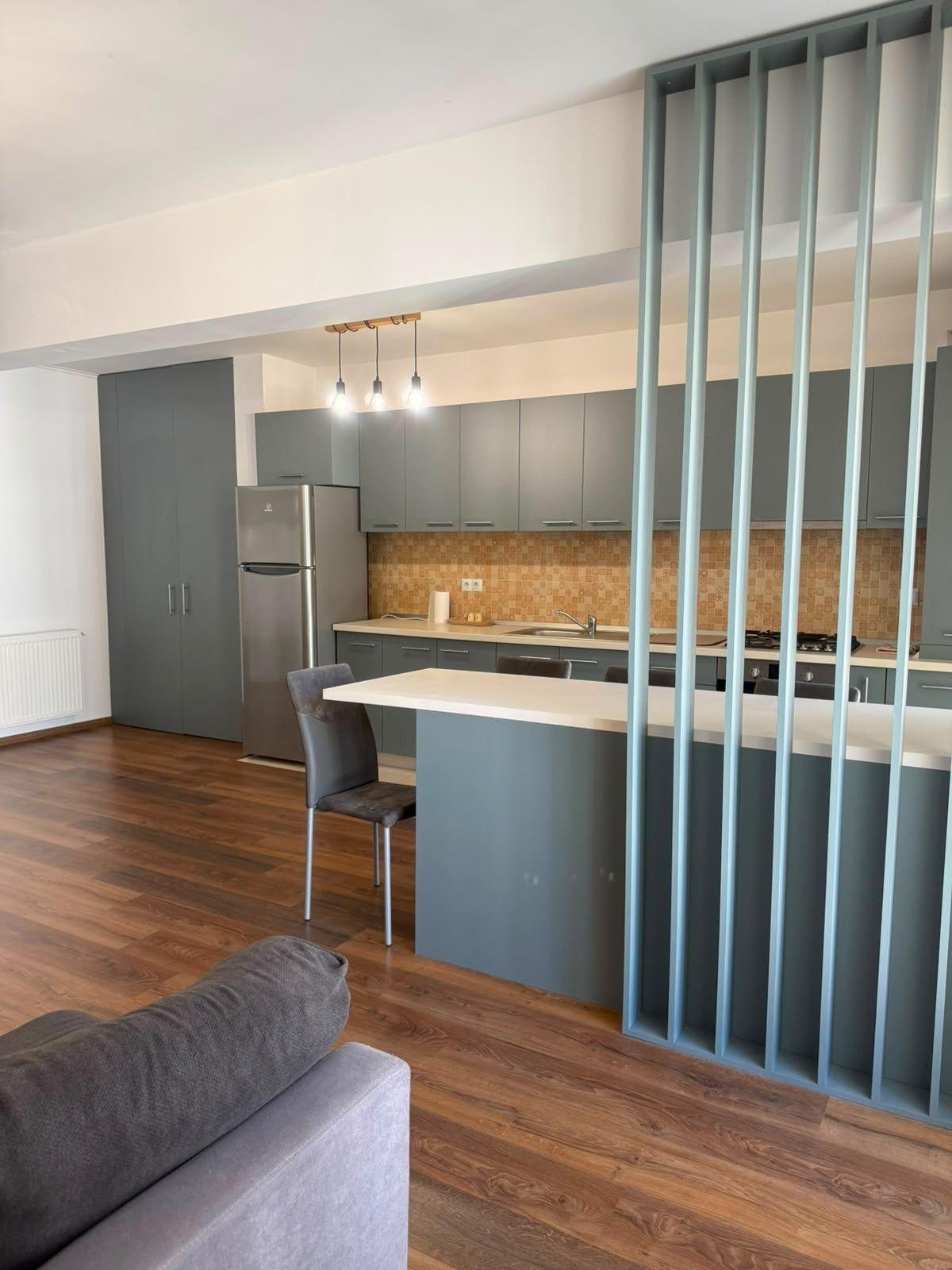 Închiriez apartament - imagine 1