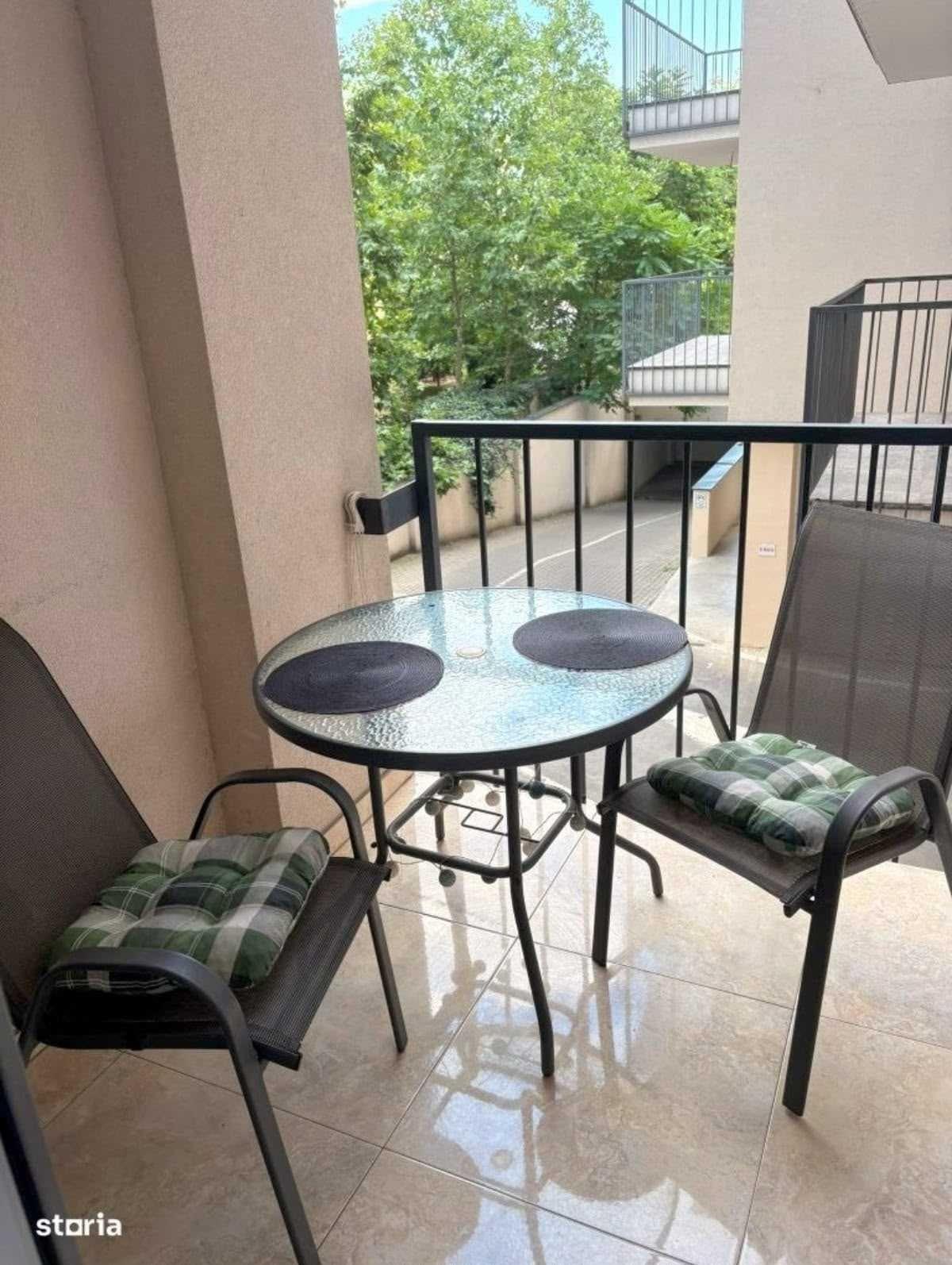 Privat, inchiriez 2 camere 58 mp, balcon, cu sau fără garaj in centru