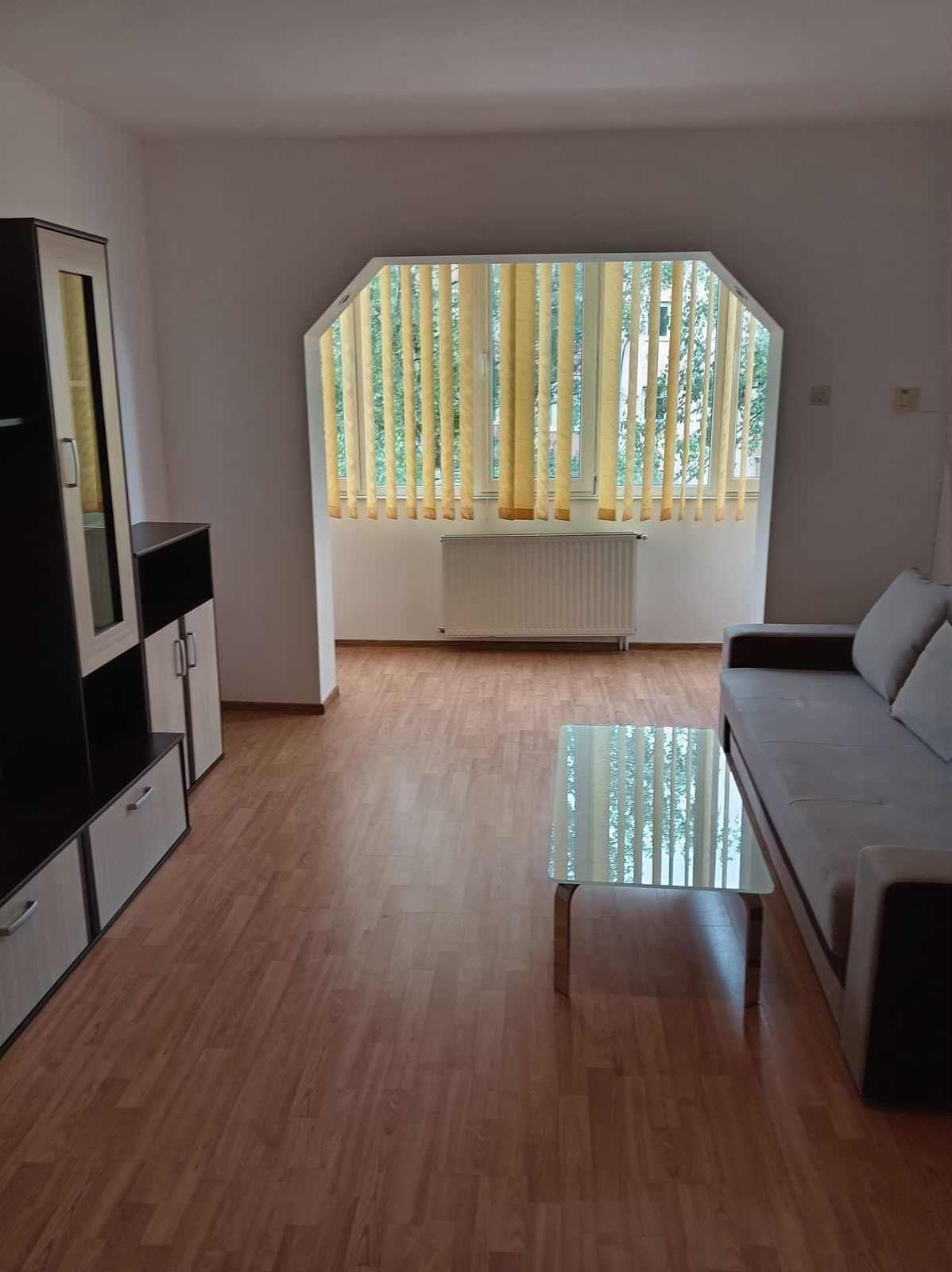 Proprietar | 2 camere decomandat, 65 mp, etaj 2, Tractorul – 400€.