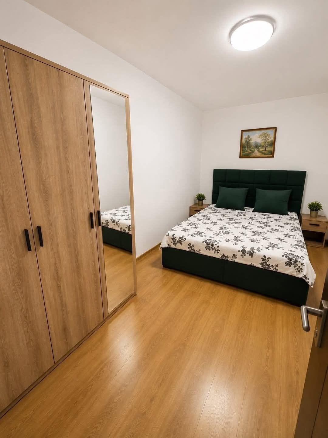 Propietar Vând / Închiriez Apartament cu 3 Camere 52m2 + Boxa 8m Zona Ciresica Campus , Are Gaze trase