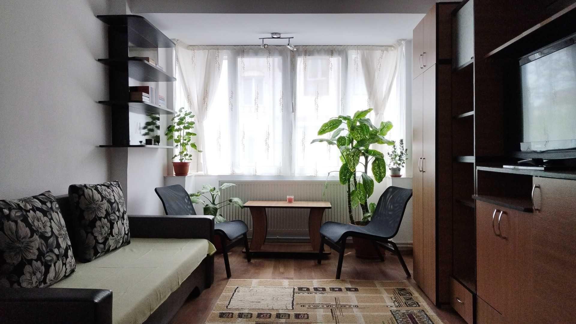 Inchiriez Apartament cu Doua Camere pe Termen Lung in Zona Centrala