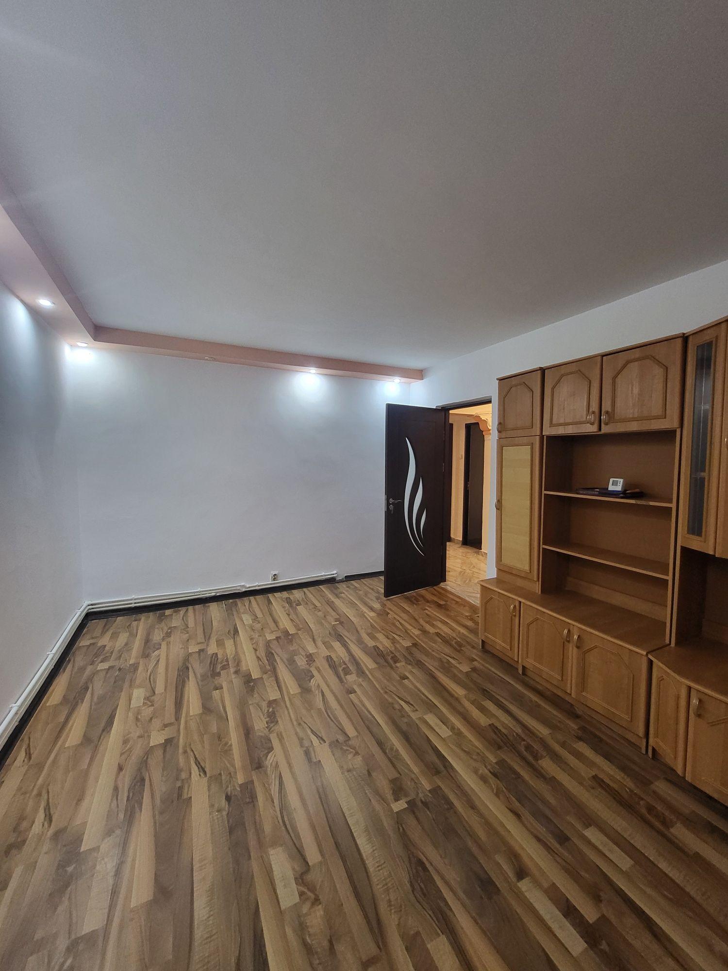 Inchiriez apartament 3 camere ,nemobilat,parter, stradal - imagine 1