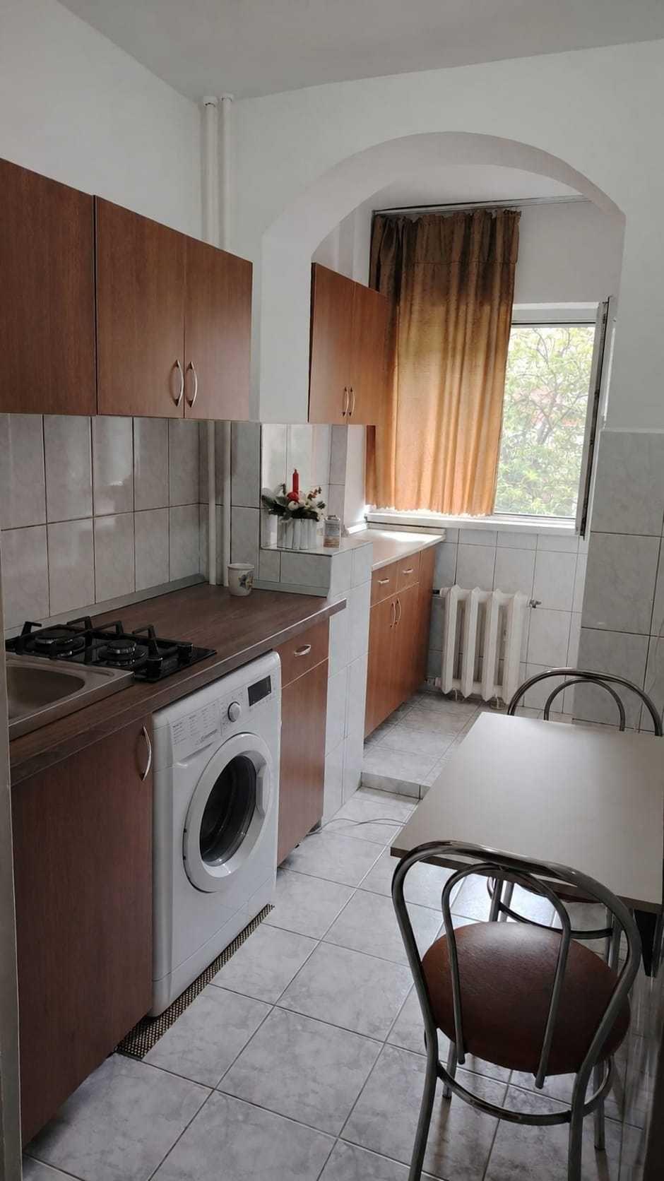 Închiriez garsoniera decomandat situata pe str Erofte Grigore cartier Iosia.Pret 1300 lei  cu garantie.