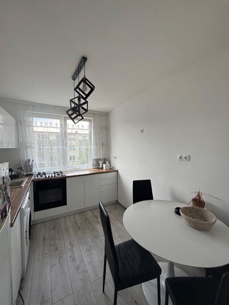 Inchiriez apartament