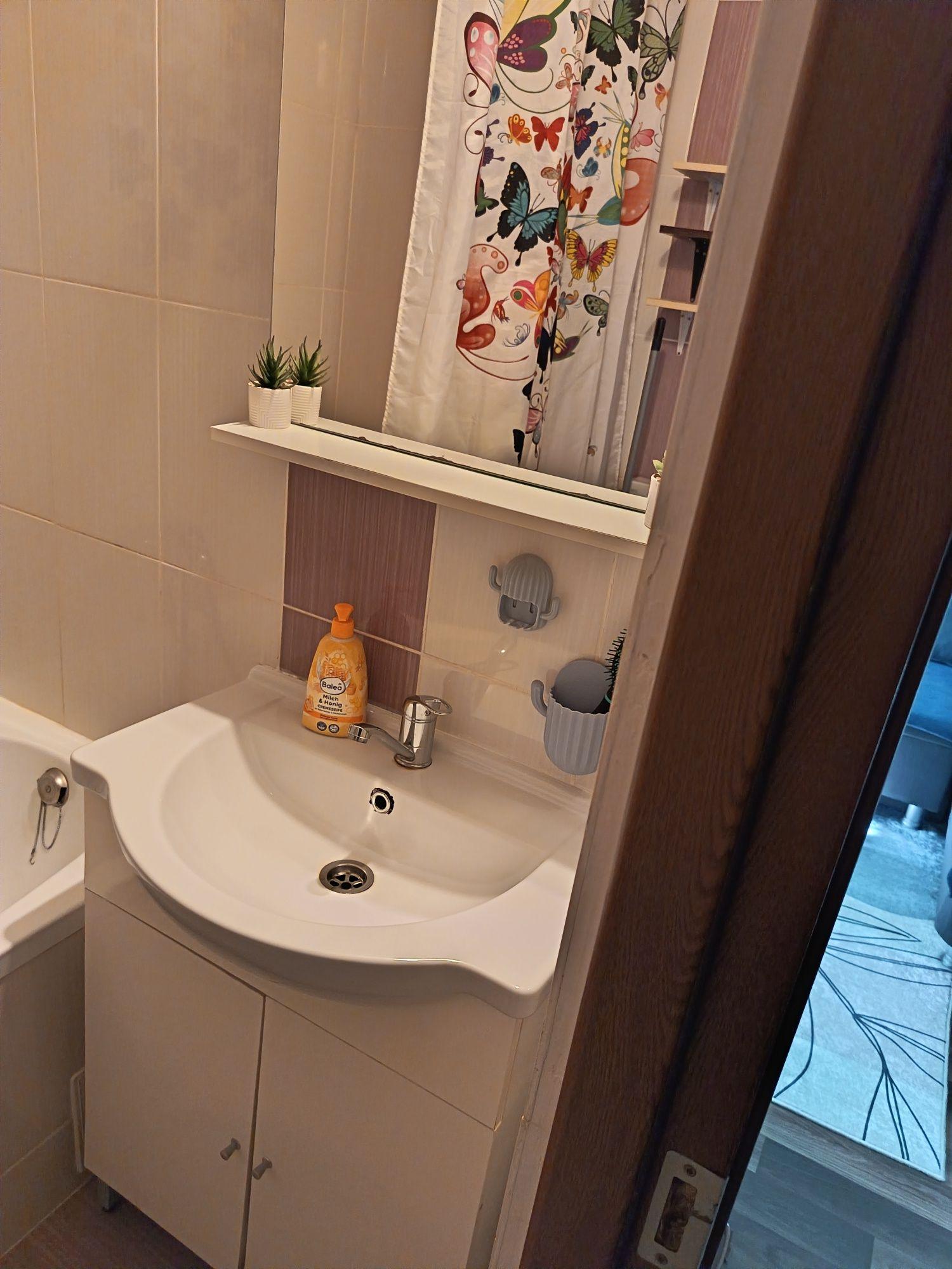 Închiriez apartament cu 2 camere