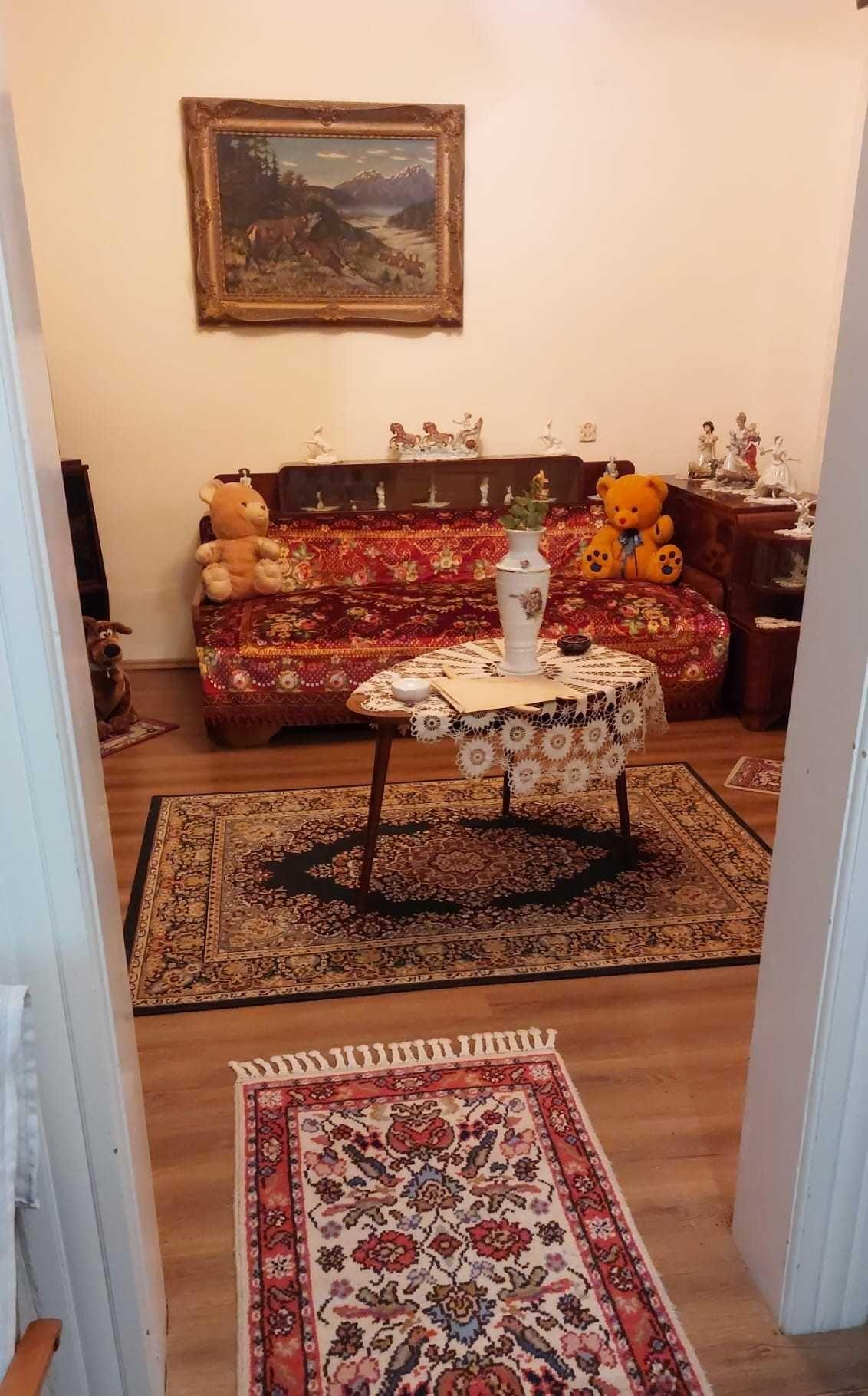 Casă în Oradea cu două corpuri, anexe și gaz la poartă
