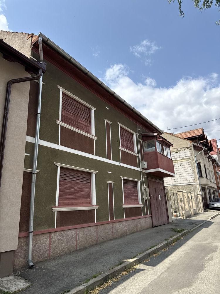 Casă de vânzare în zonă centrală – 3 apartamente cu CF separat – ideală pentru investiție