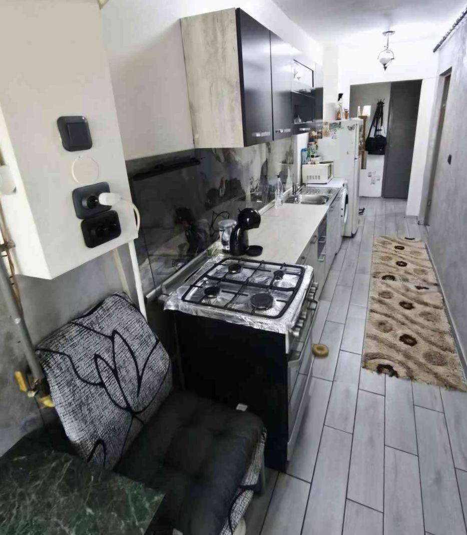 Garsonieră decomandată renovată complect (mobilată+utilată ) 9 mai;Propietar 0769246269 - imagine 1