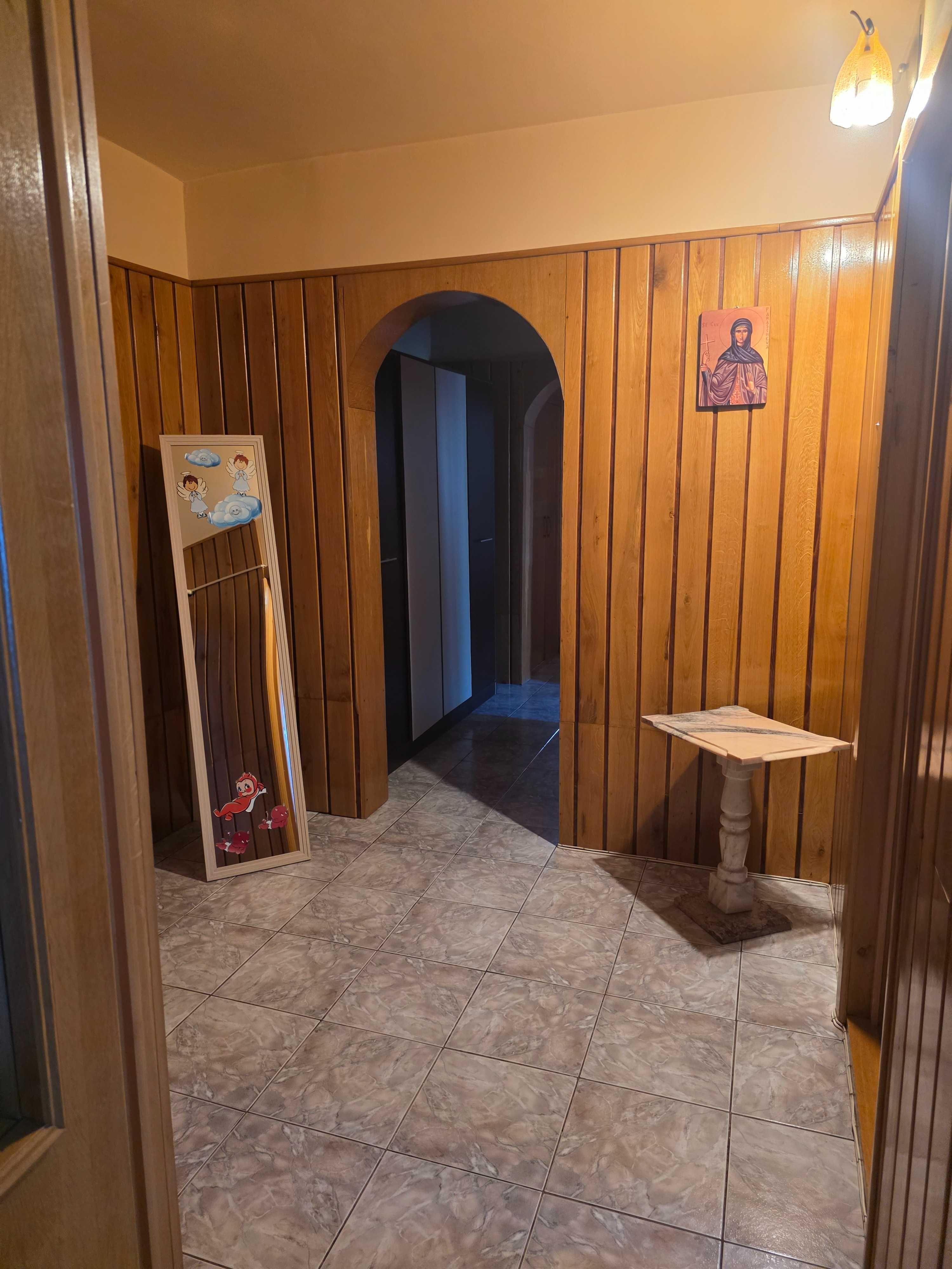 Inchiriez apartament cu 3 camere